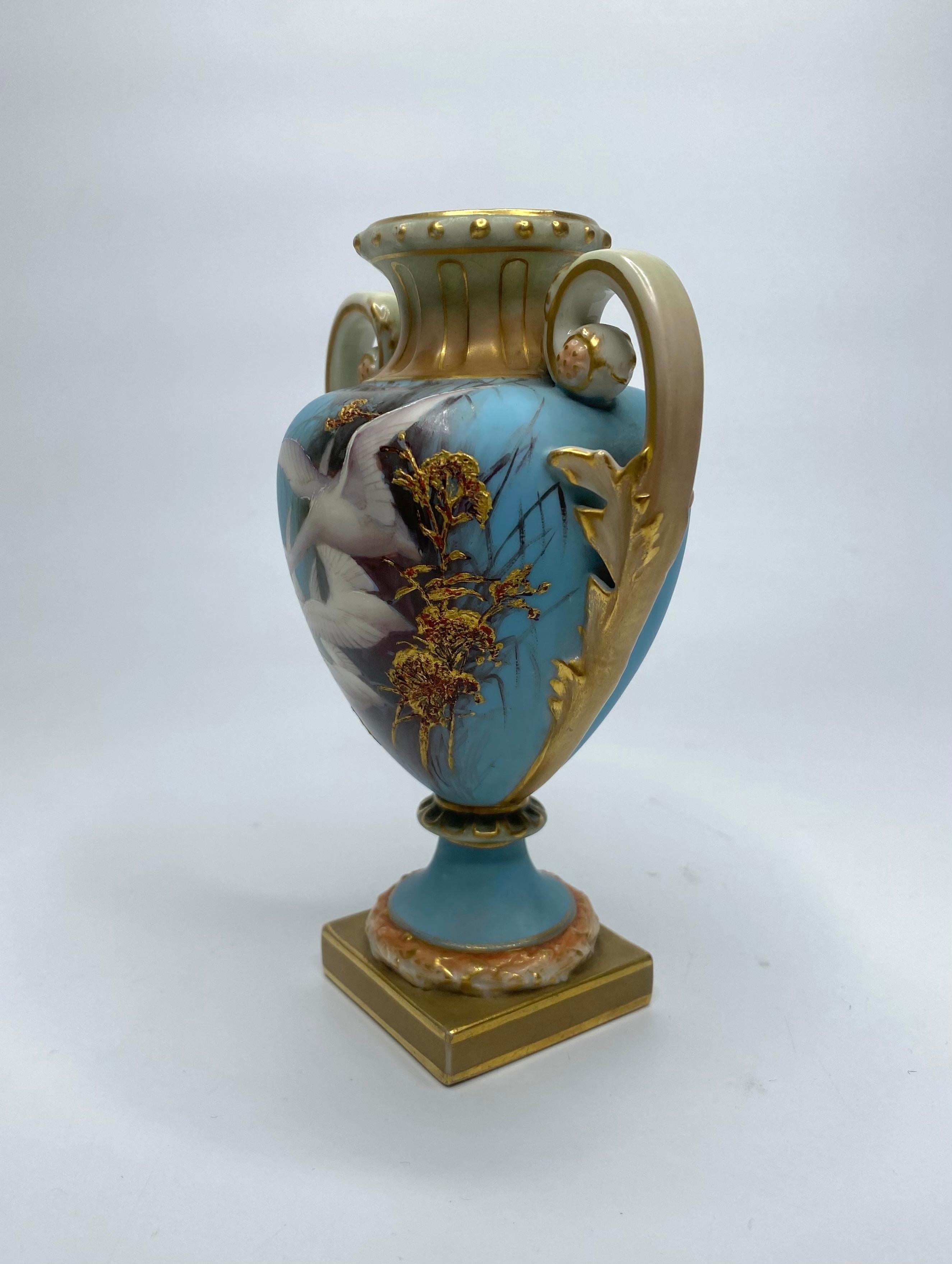 Royal Worcester porcelain vases. Swans by Charles Baldwyn, d. 1904. In Excellent Condition For Sale In Gargrave, North Yorkshire