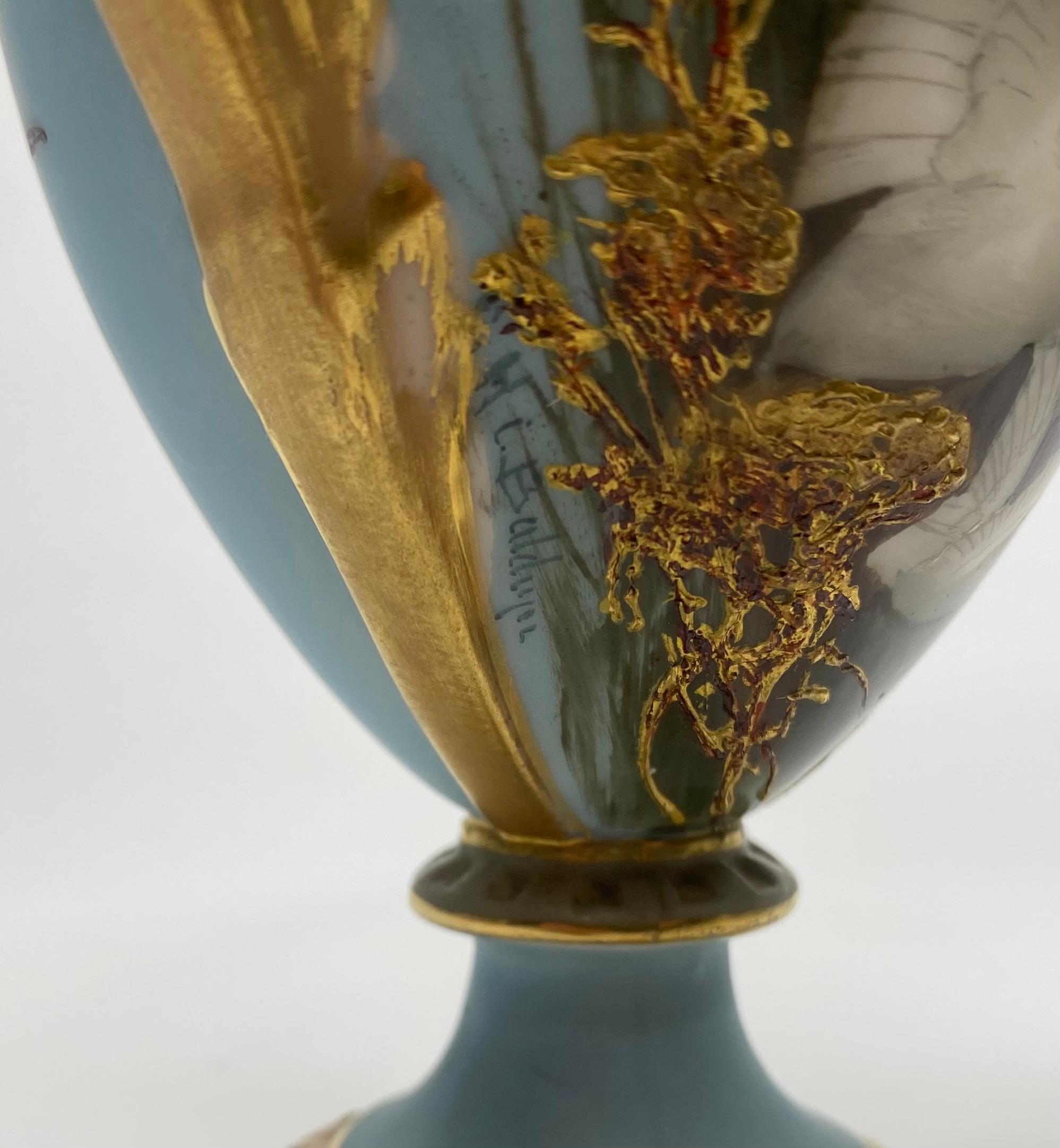Porcelaine Vases en porcelaine Royal Worcester. Swans par Charles Baldwyn, né en 1904. en vente