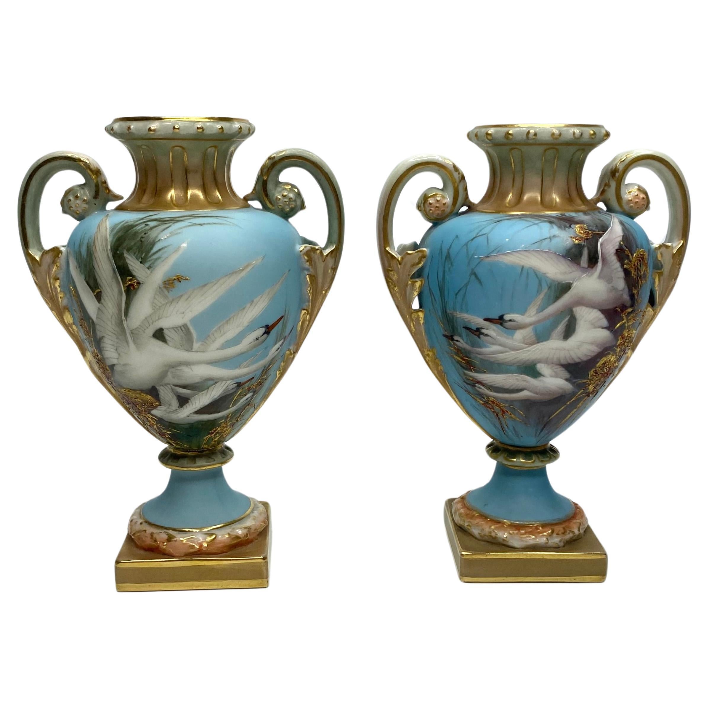 Vases en porcelaine Royal Worcester. Swans par Charles Baldwyn, né en 1904.