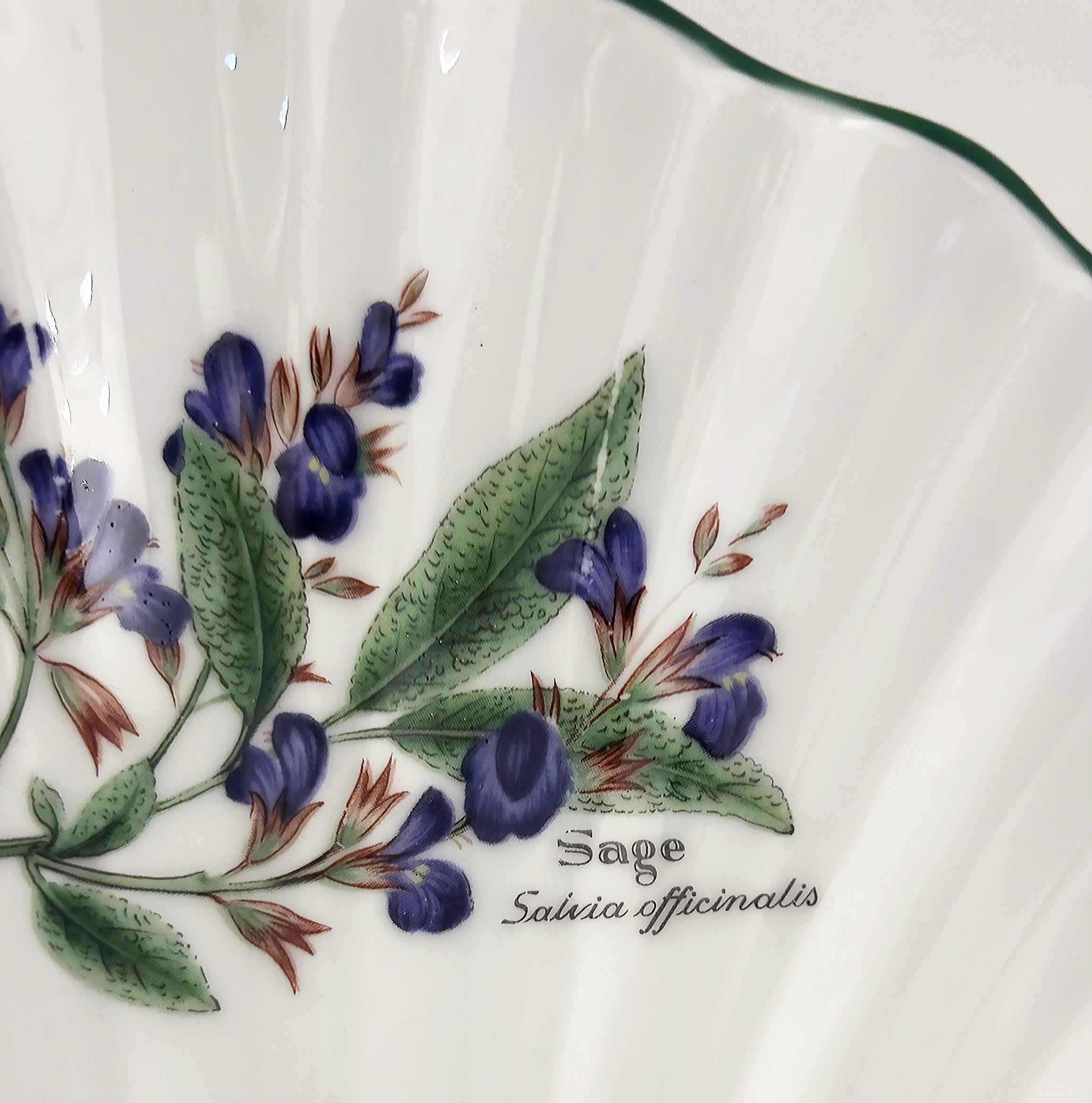 Royal Worcester Porcelain Wild Thyme Sage Plates Pair, England  In Good Condition For Sale In Miami, FL