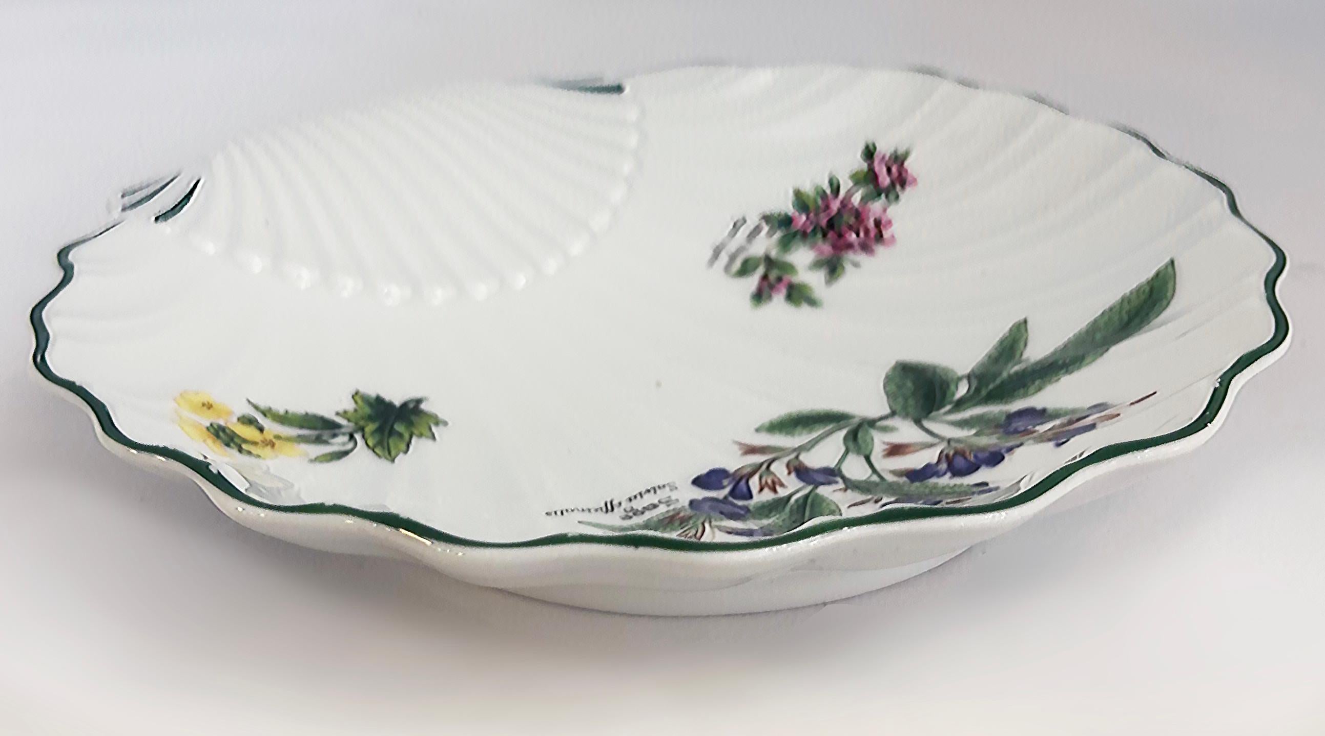 20ième siècle Paire d'assiettes en porcelaine Royal Worcester Wild Thyme Sage, Angleterre  en vente