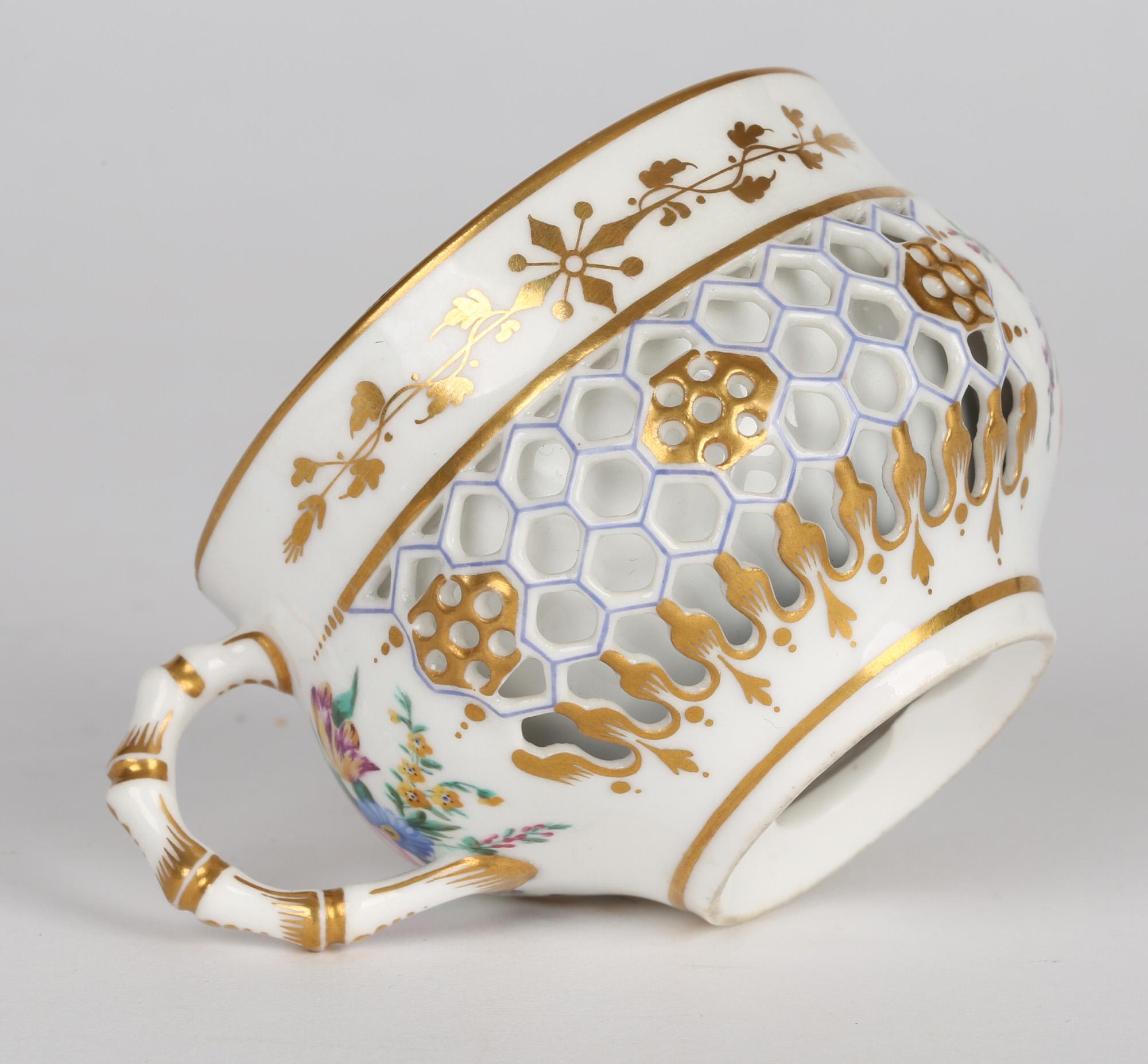 Tasse et soucoupe de cabinet réticulée et peinte de fleurs:: Royal Worcester:: très rare 2