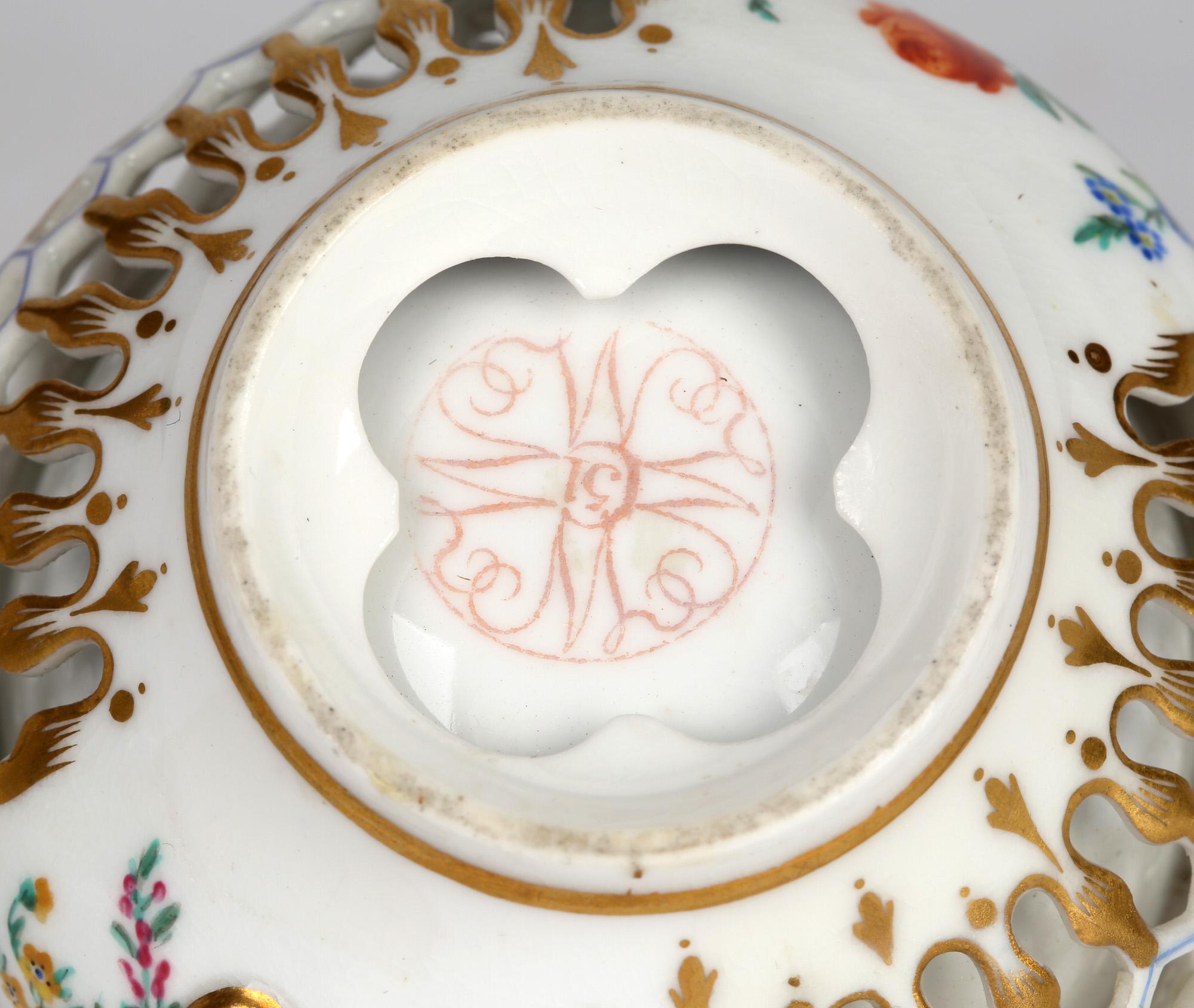Tasse et soucoupe de cabinet réticulée et peinte de fleurs:: Royal Worcester:: très rare 5