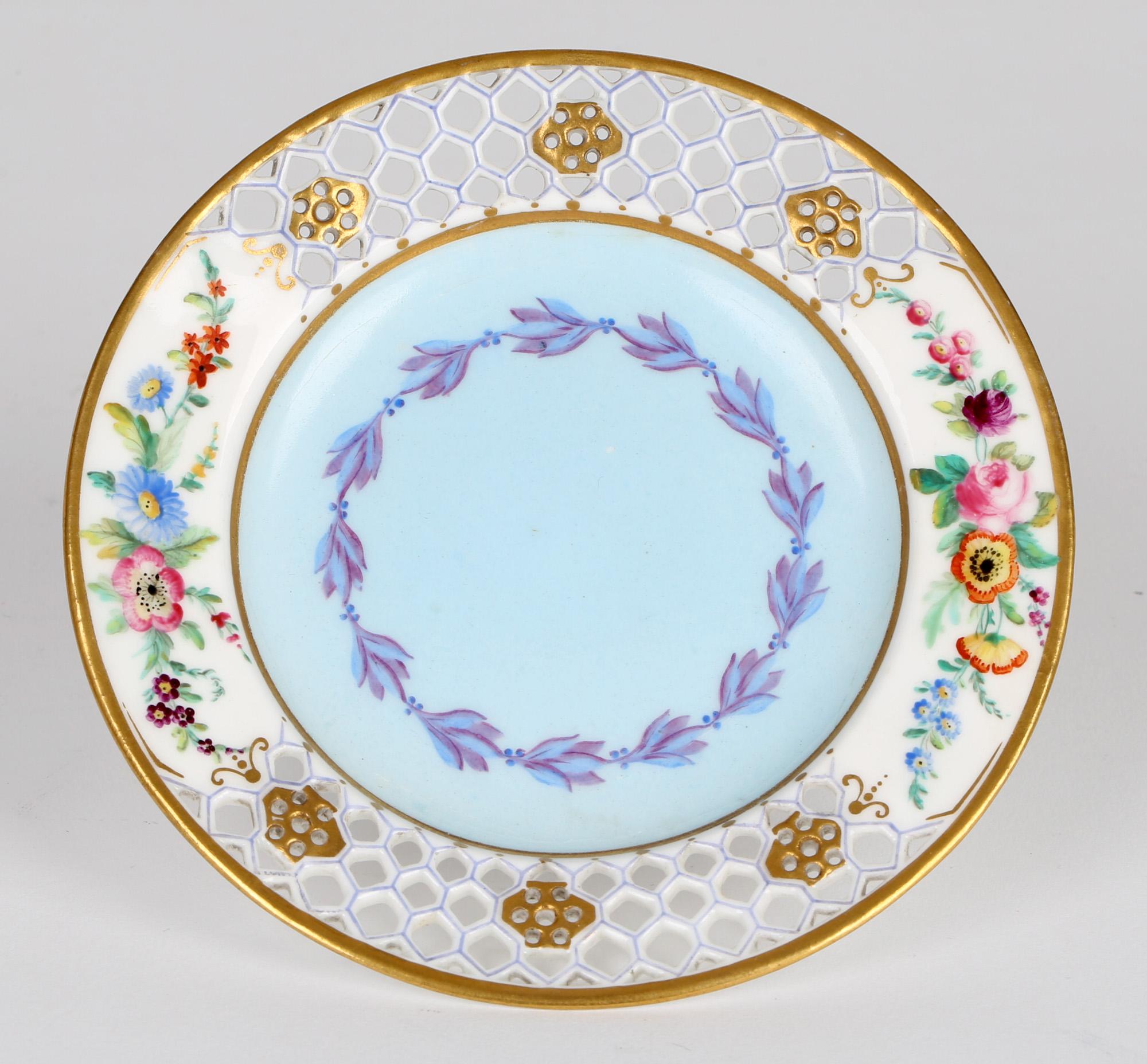 Tasse et soucoupe de cabinet réticulée et peinte de fleurs:: Royal Worcester:: très rare 8