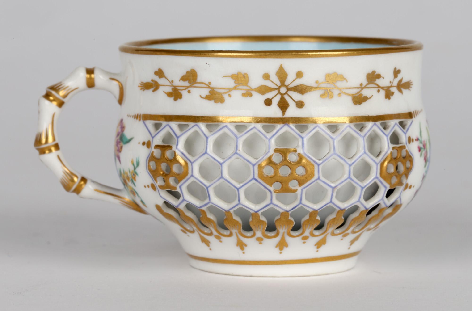Tasse et soucoupe de cabinet réticulée et peinte de fleurs:: Royal Worcester:: très rare 9