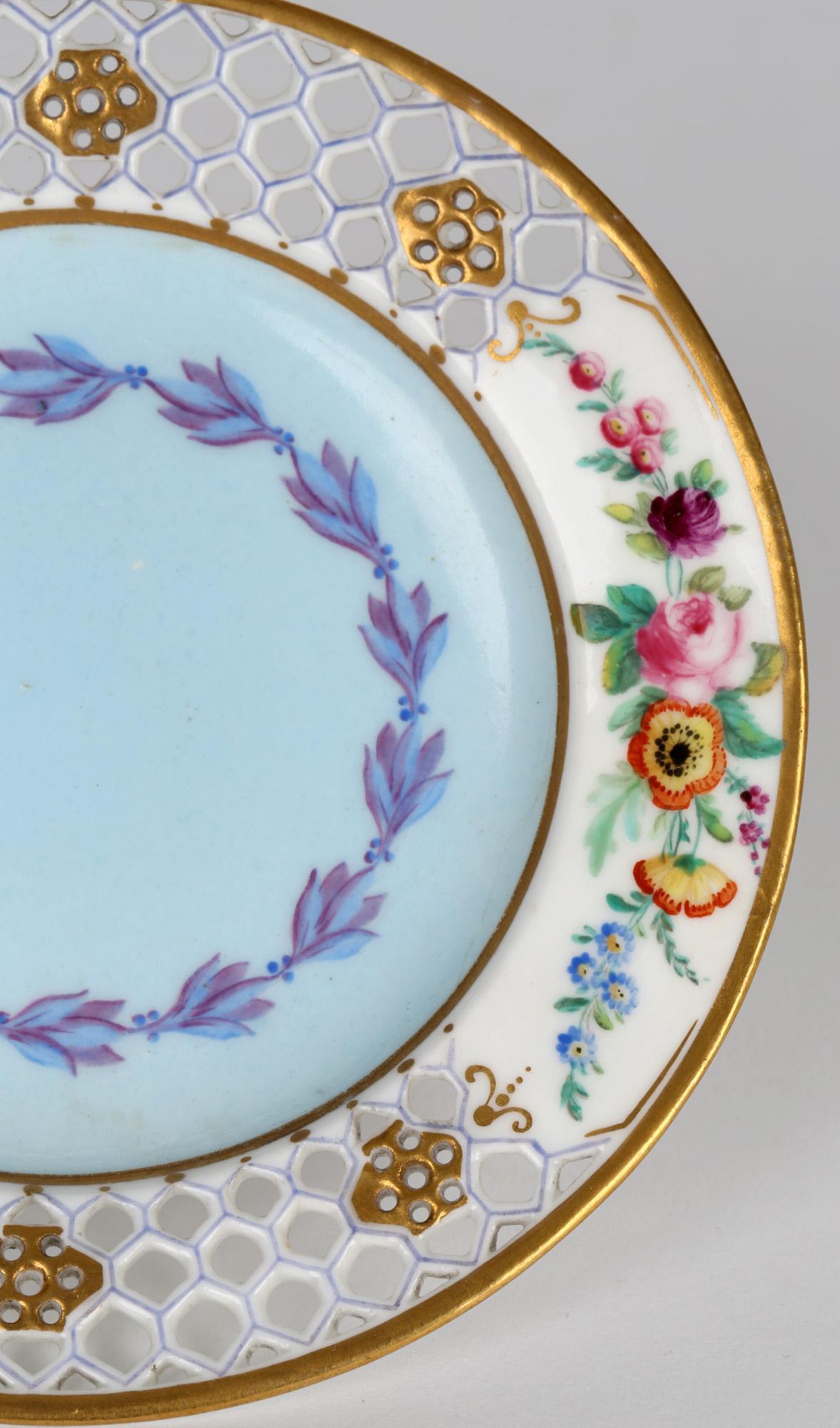 Tasse et soucoupe de cabinet réticulée et peinte de fleurs:: Royal Worcester:: très rare 10