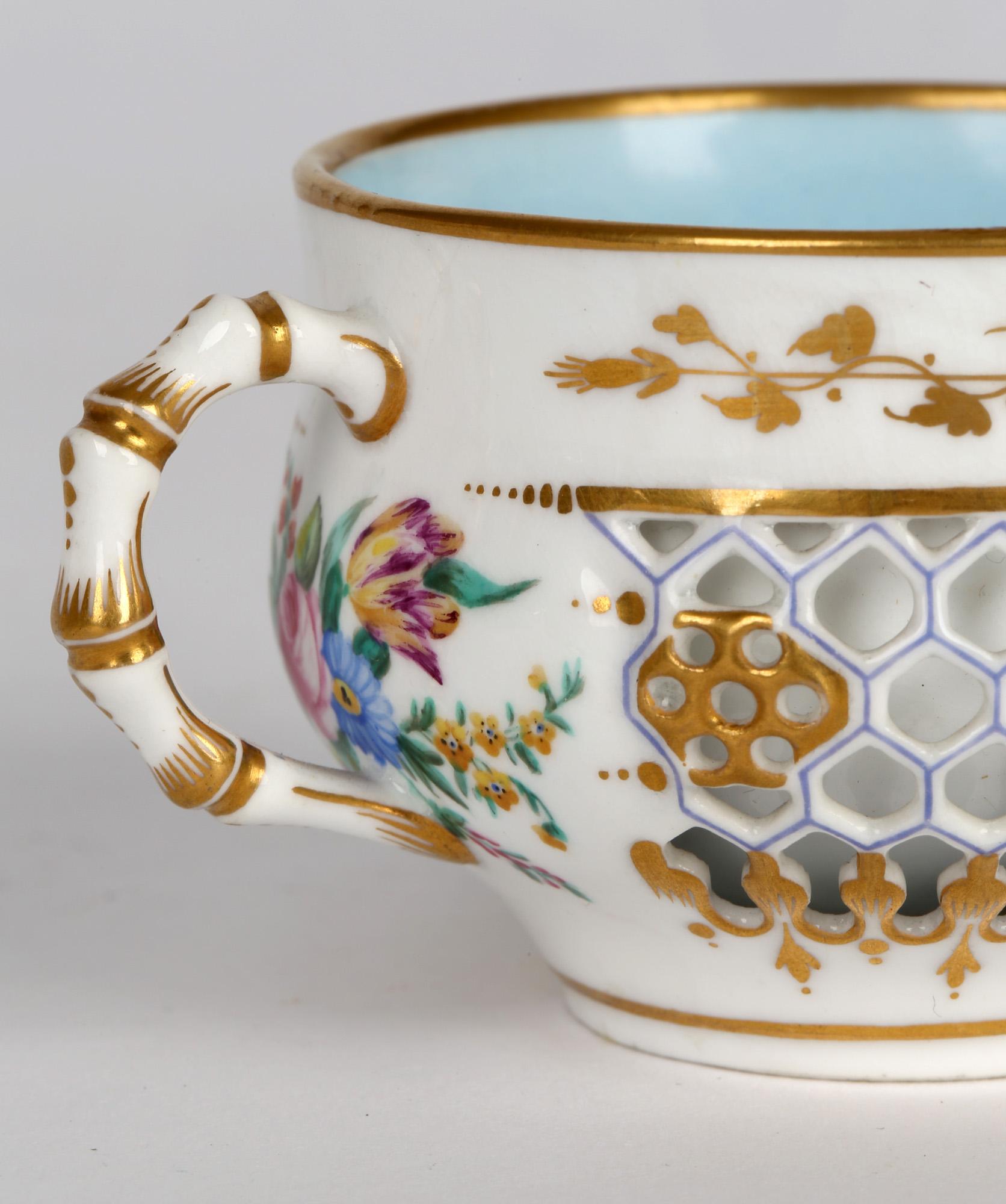 Une très rare tasse et soucoupe de cabinet réticulée Royal Worcester peinte à la main avec de fins motifs floraux et datant entre 1862 et 1880. La petite tasse à corps rond possède une anse en bambou moulée:: le corps est recouvert d'un corps