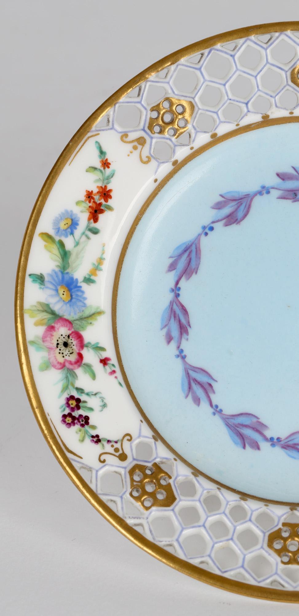 Anglais Tasse et soucoupe de cabinet réticulée et peinte de fleurs:: Royal Worcester:: très rare