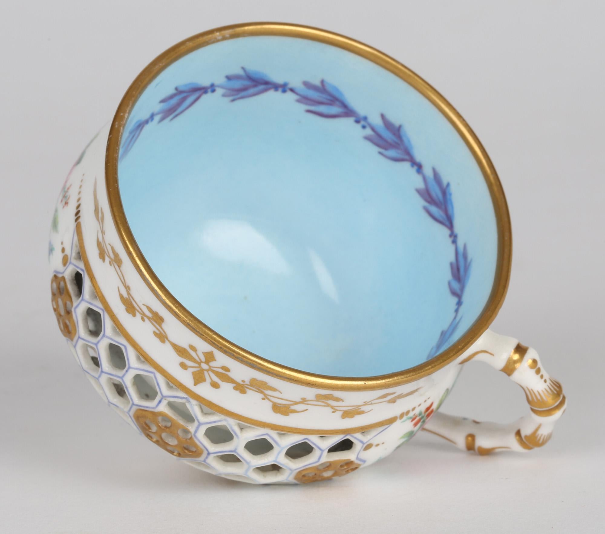 Tasse et soucoupe de cabinet réticulée et peinte de fleurs:: Royal Worcester:: très rare 1