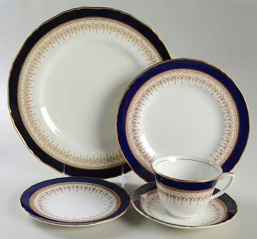 Precioso y elegante juego de porcelana fina Royal Worcester en el descatalogado diseño azul 