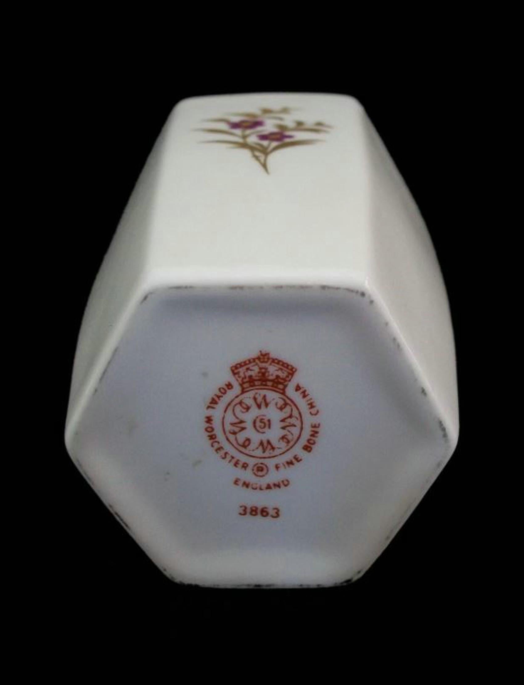 ROYAL WORCESTER - Pequeña Urna y Tapa de China de Hueso - Reino Unido - Circa 1990's en venta 4