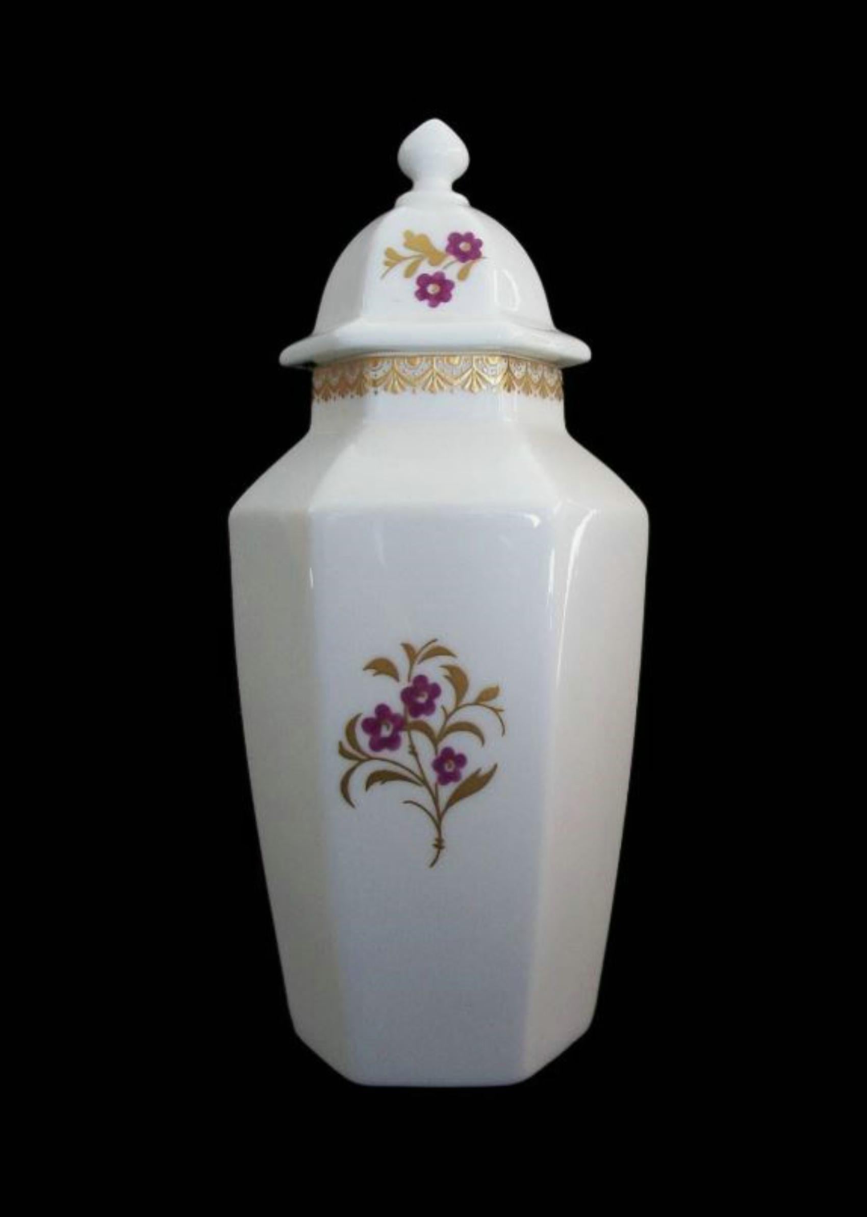 ROYAL WORCESTER - Model No. 3863 - Urna y tapa de porcelana de hueso - con flores pintadas a mano con tallos y hojas dorados en tres lados tanto de la urna como de la tapa - acabada con una banda de intrincado dorado en la parte superior de la urna