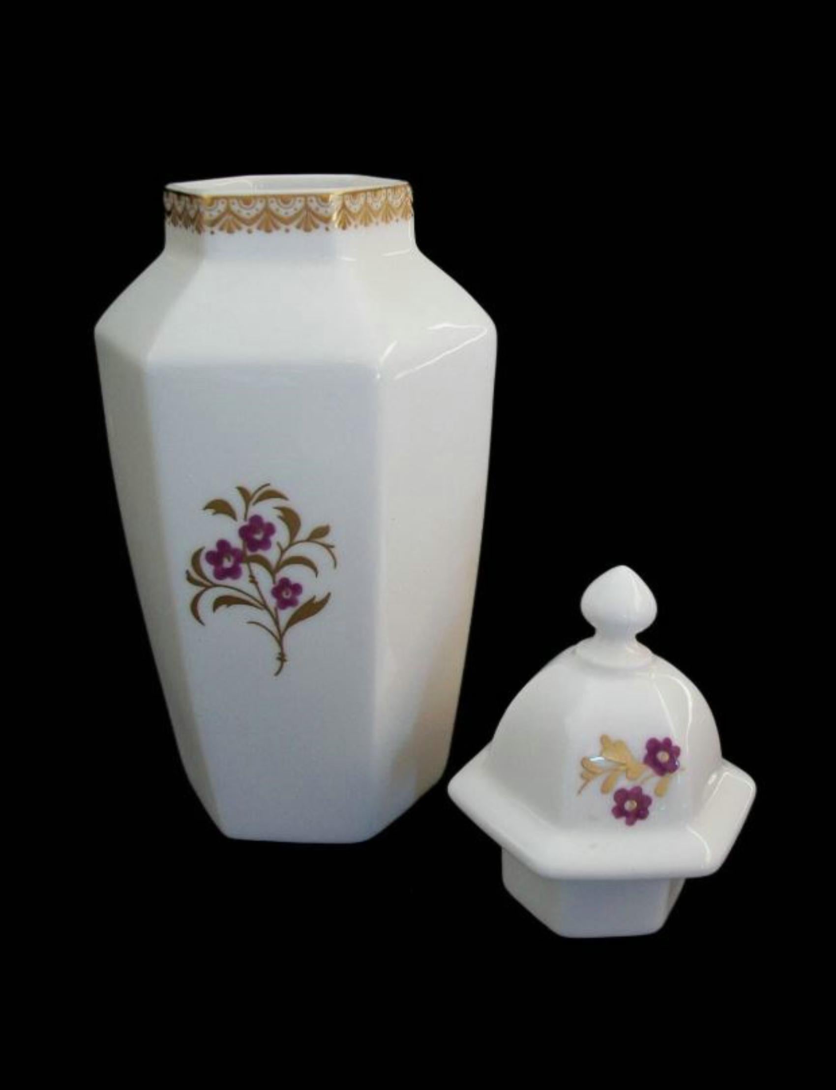 ROYAL WORCESTER - Pequeña Urna y Tapa de China de Hueso - Reino Unido - Circa 1990's en Bueno estado para la venta en Chatham, ON