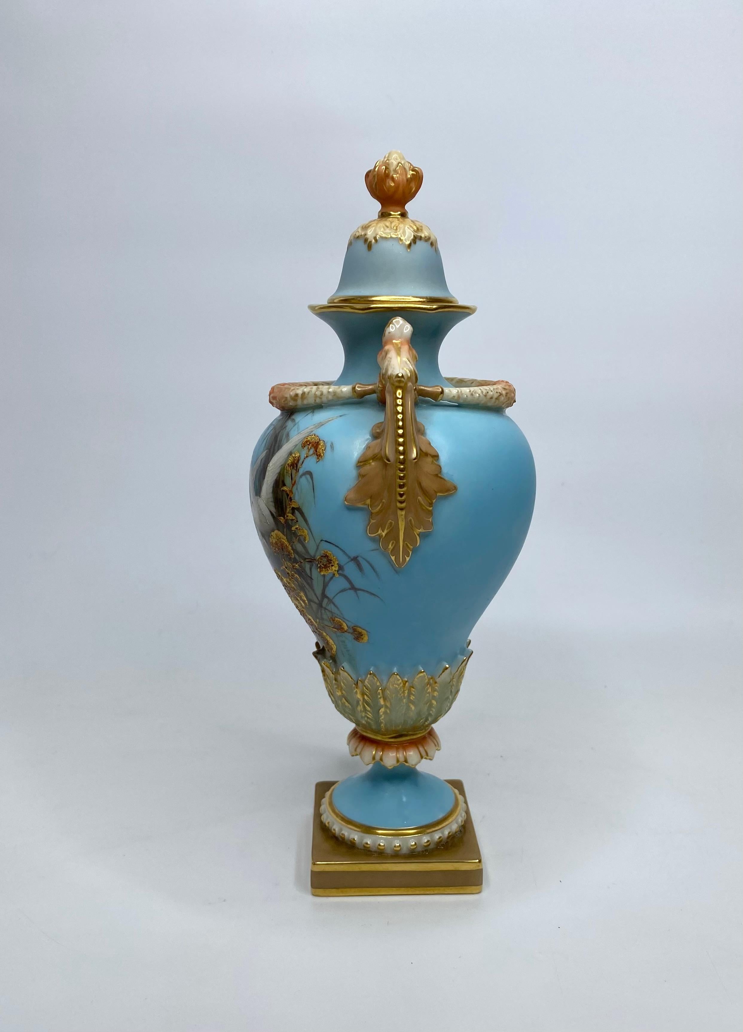 Royal Worcester ‘Swans’ vase and cover, Charles Baldwin, 1902. In Excellent Condition In Gargrave, North Yorkshire