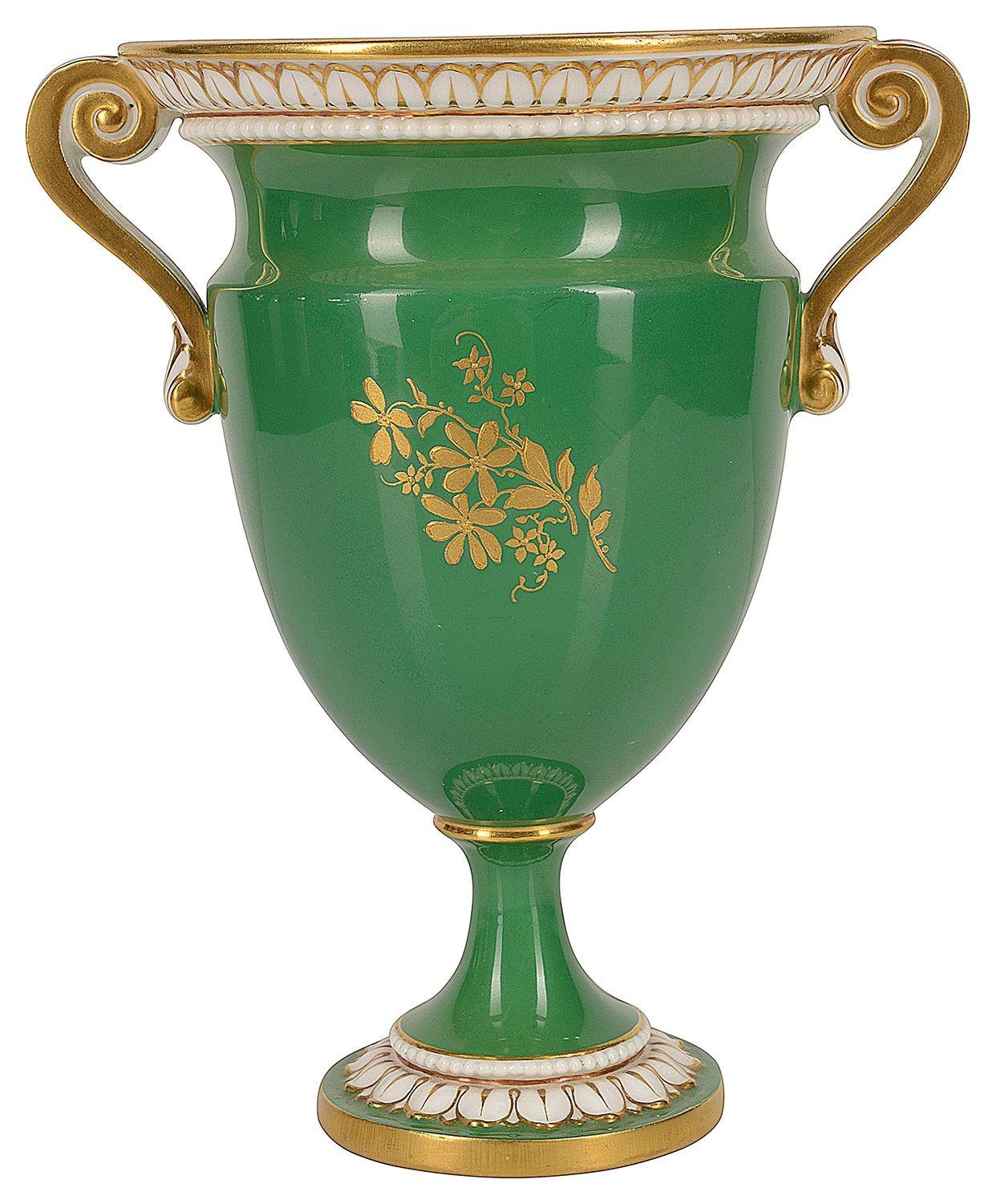 Peint à la main Vase à deux poignées Royal Worcester, signé Richard Seabright en vente