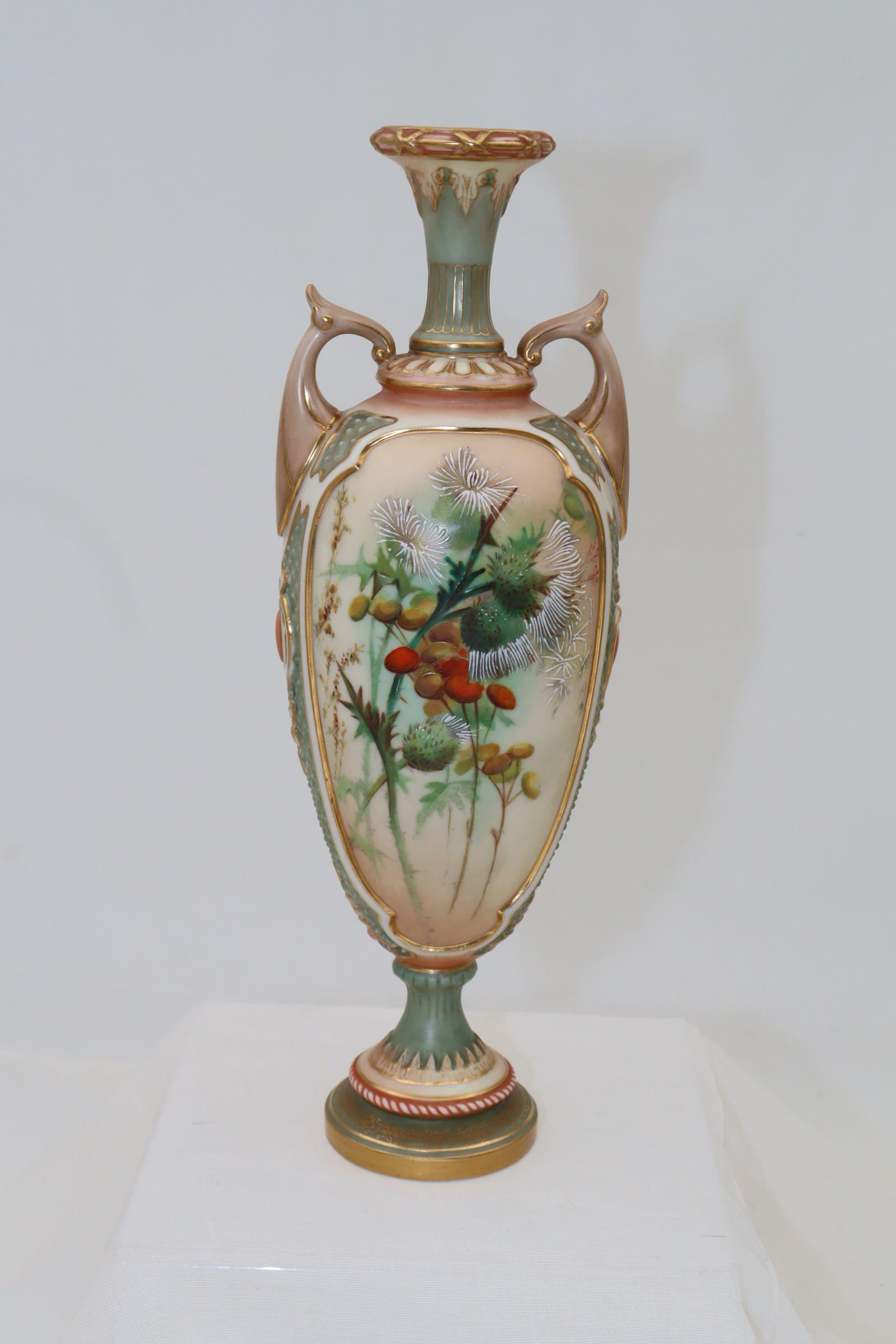 Die Vorderseite dieser Porzellanvase von Royal Worcester zeigt eine handgemalte Distel und andere Blumen im Stil von Edward Raby junior. Raby (geb. 1863) war von etwa 1875 bis 1896 am Royal Worcester tätig und war einer der wichtigsten Maler. Auf