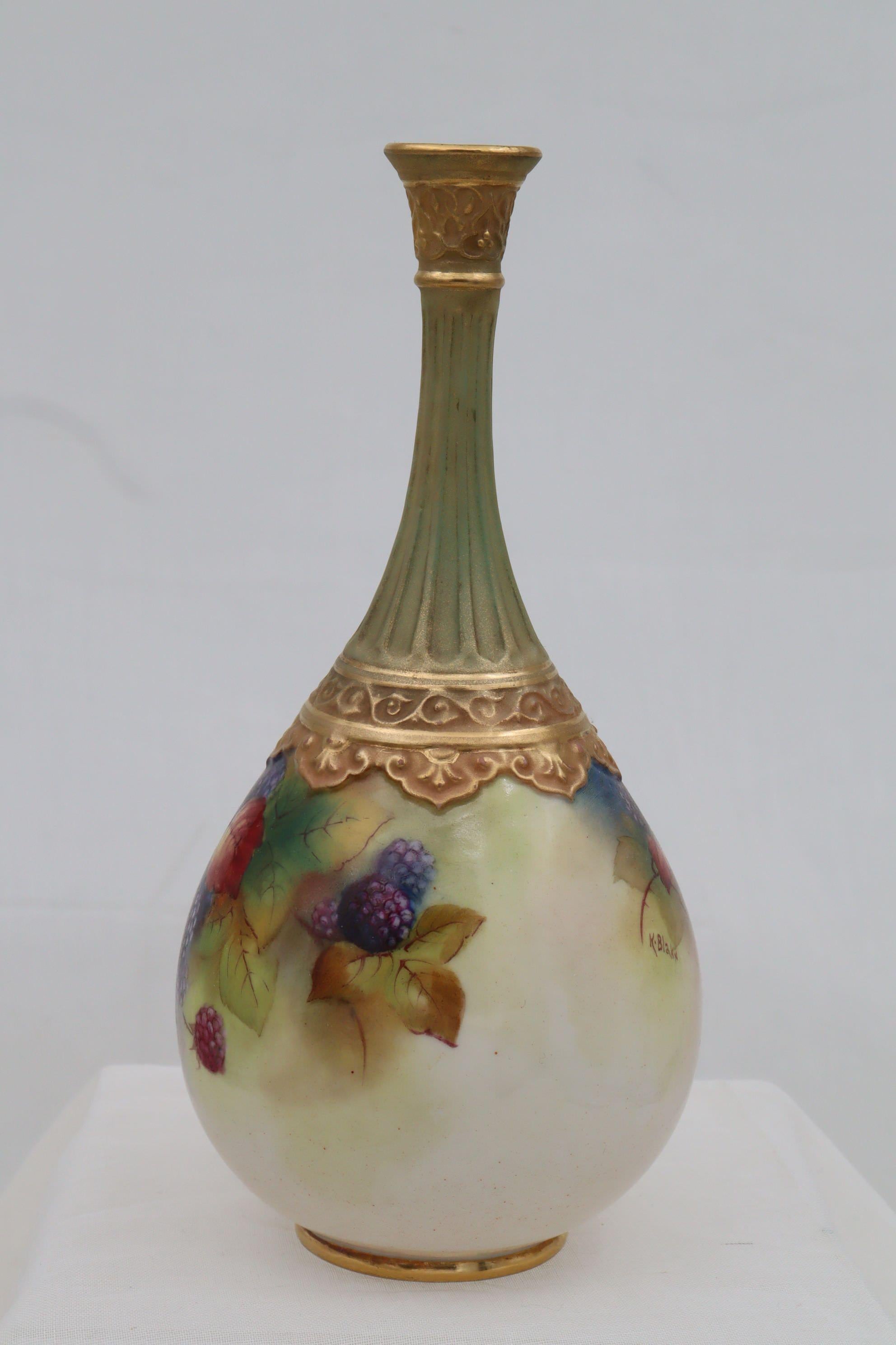 Anglais Vase Royal Worcester peint par Kitty Blake en vente