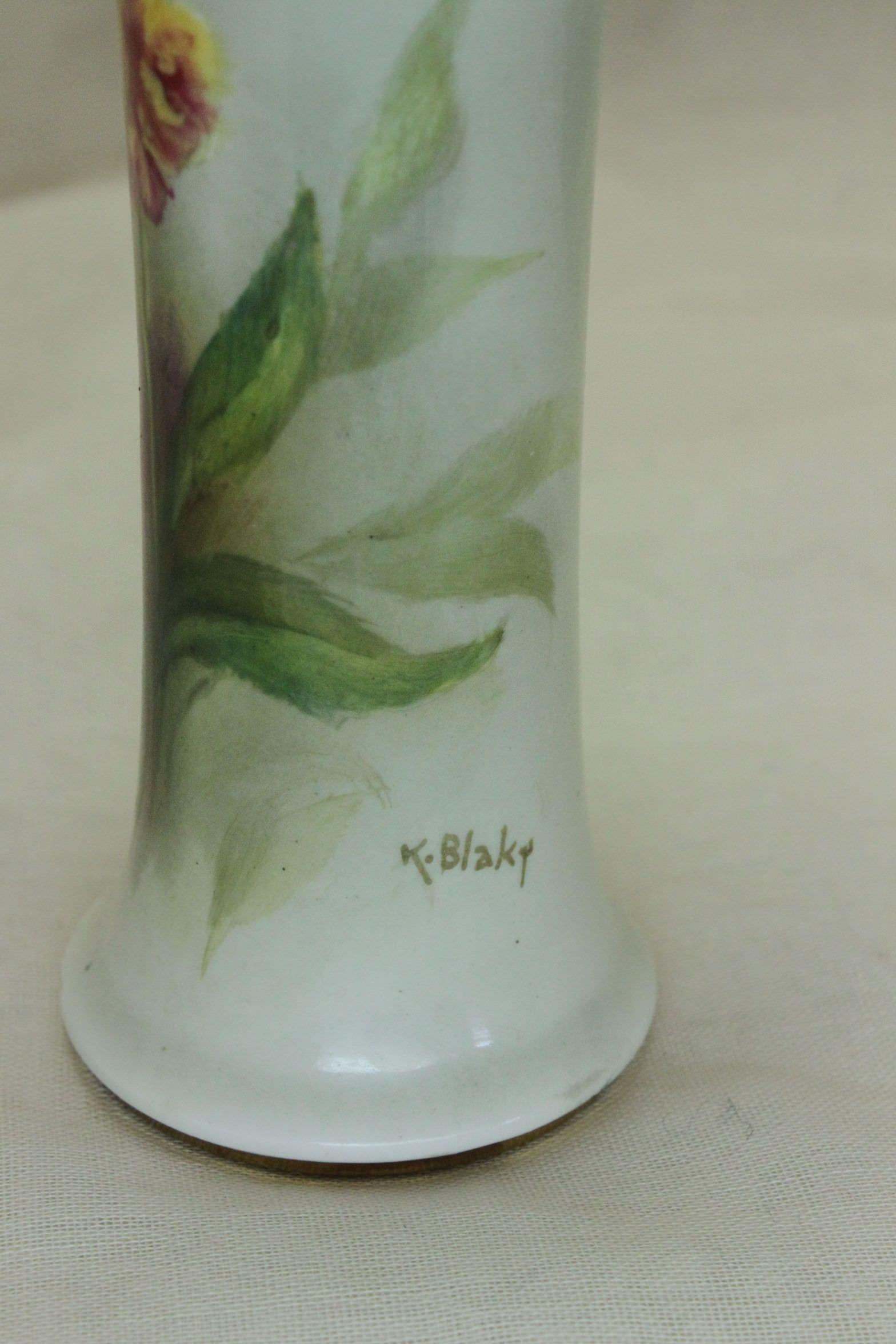 Peint à la main Vase Royal Worcester peint par Kitty Blake en vente