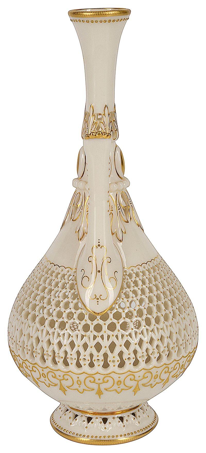 Vase à deux anses en porcelaine réticulée Royal Worcester de qualité supérieure, datant de la fin du XIXe siècle, à décor doré.
Signé à la base.

LES PORCELAINES PERCÉES DE GEORGE OWEN 
L'œuvre céramique du potier anglais George Owen (1845-1912),