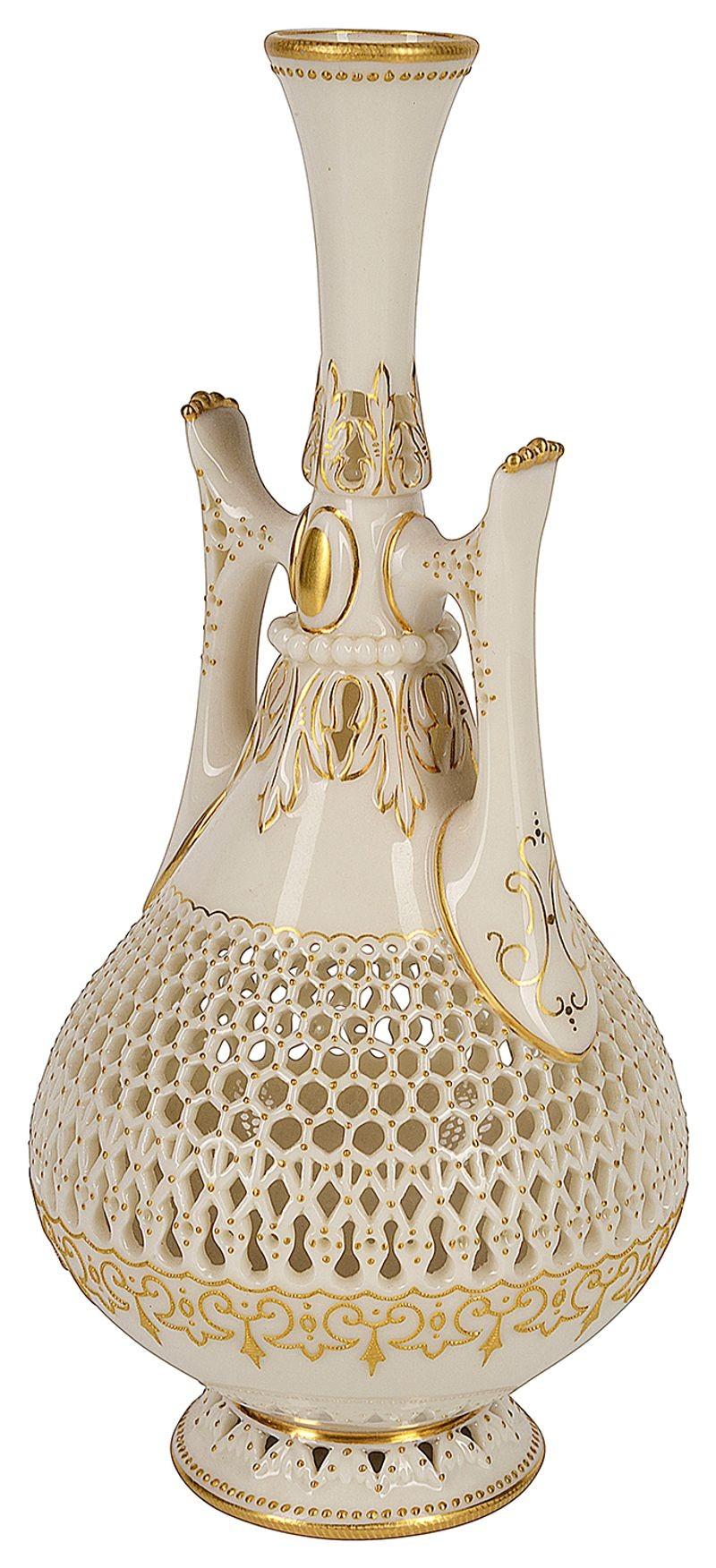 Royal Worchester, netzförmige Vase mit zwei Henkeln von George Owen (Englisch) im Angebot