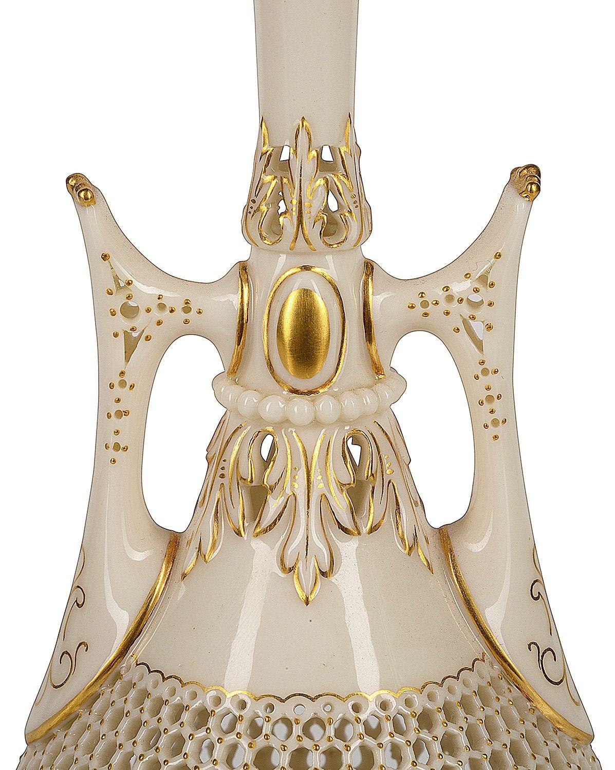 Royal Worchester, netzförmige Vase mit zwei Henkeln von George Owen (Handbemalt) im Angebot