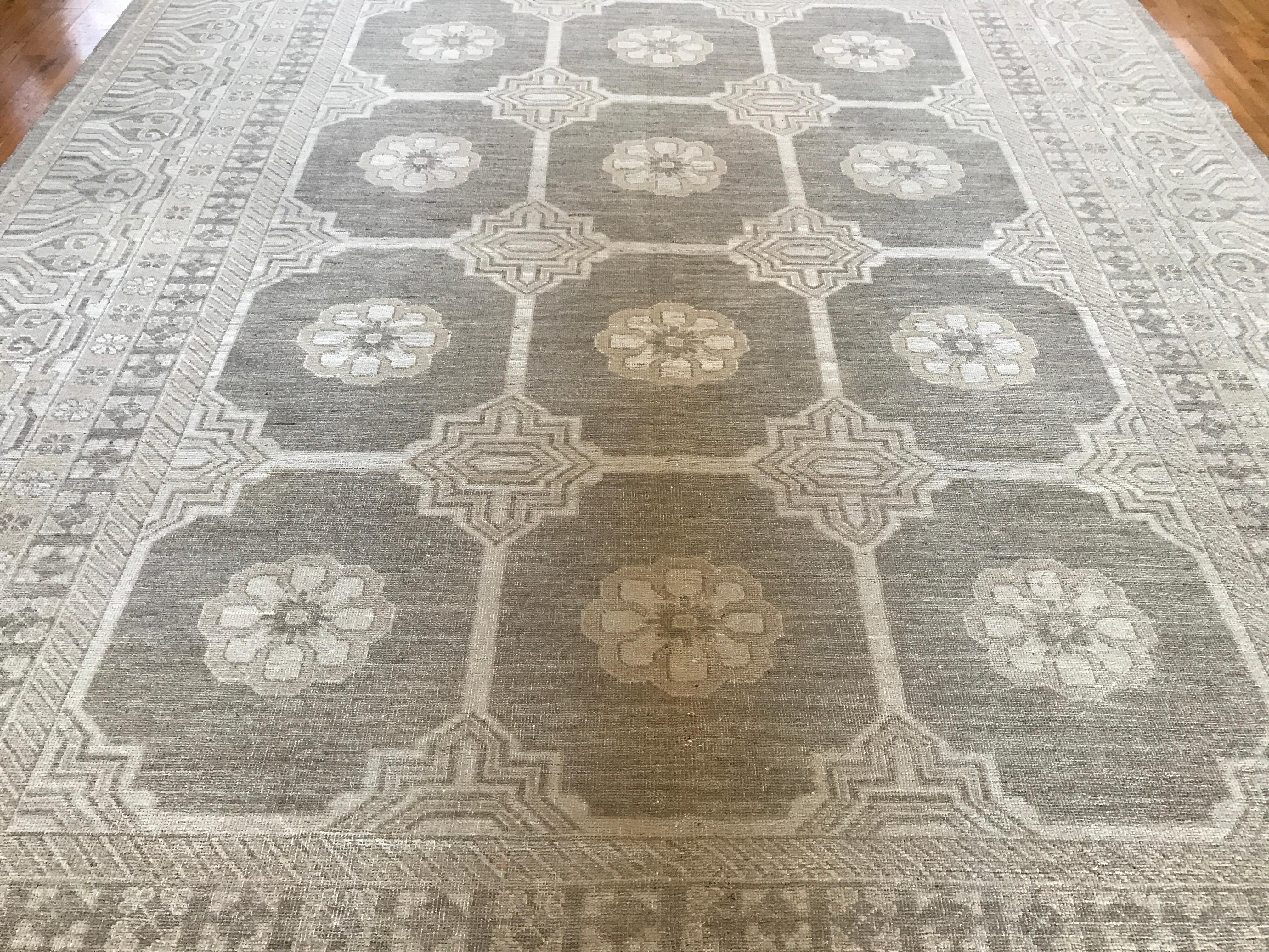 Royal Ziegler Gray Area Rug In New Condition For Sale In Los Angeles, CA