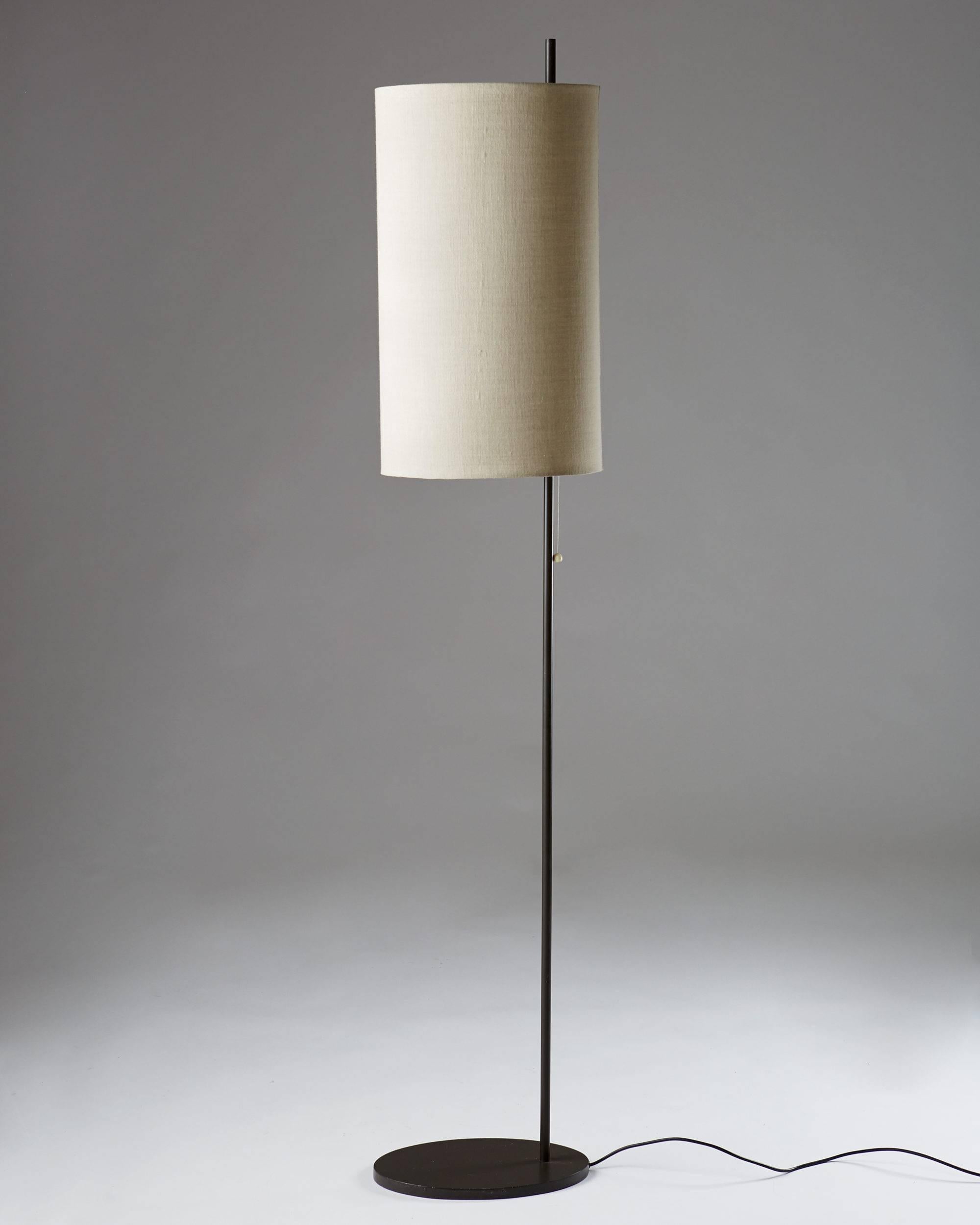 “Royal”, floor lamp designed by Arne Jacobsen for Louis Poulsen,
Denmark, 1956.

Lacquered steel and fabric shade. 

Measures: H 180 cm/ 71