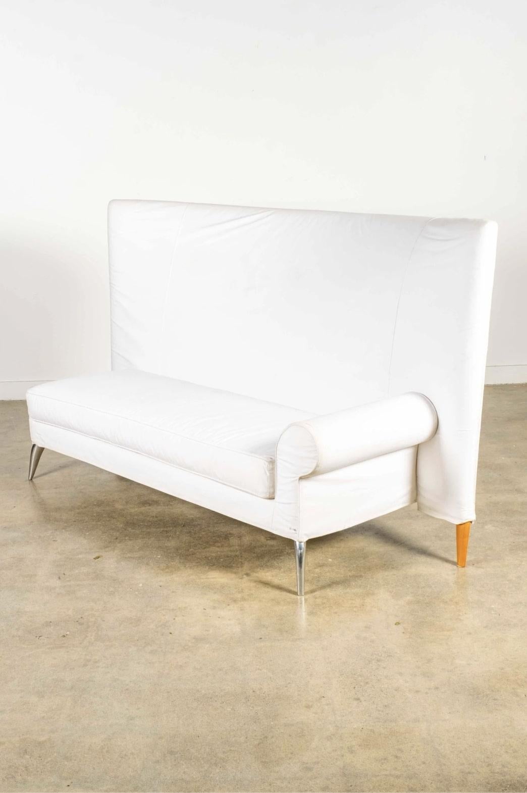 Ce canapé fantaisiste au dossier haut, large et spectaculaire, a été conçu par le designer français Philippe Starck. Il s'agit de l'une des nombreuses pièces conçues à l'origine pour l'hôtel Royalton de New York en 1991. Fabriqué par l'entreprise