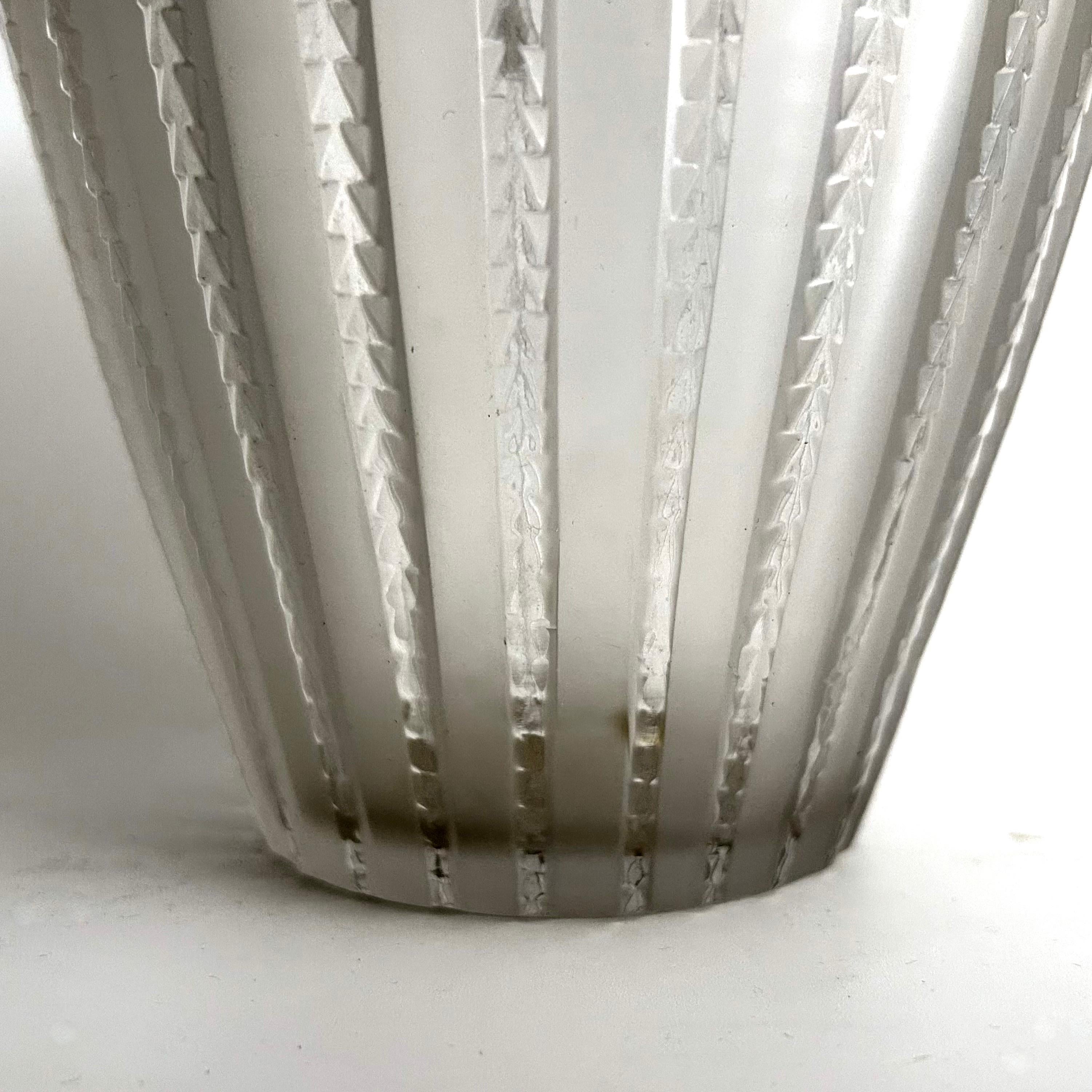 Vaso Royat Lalique del primo dopoguerra In condizioni buone in vendita a CA, CA