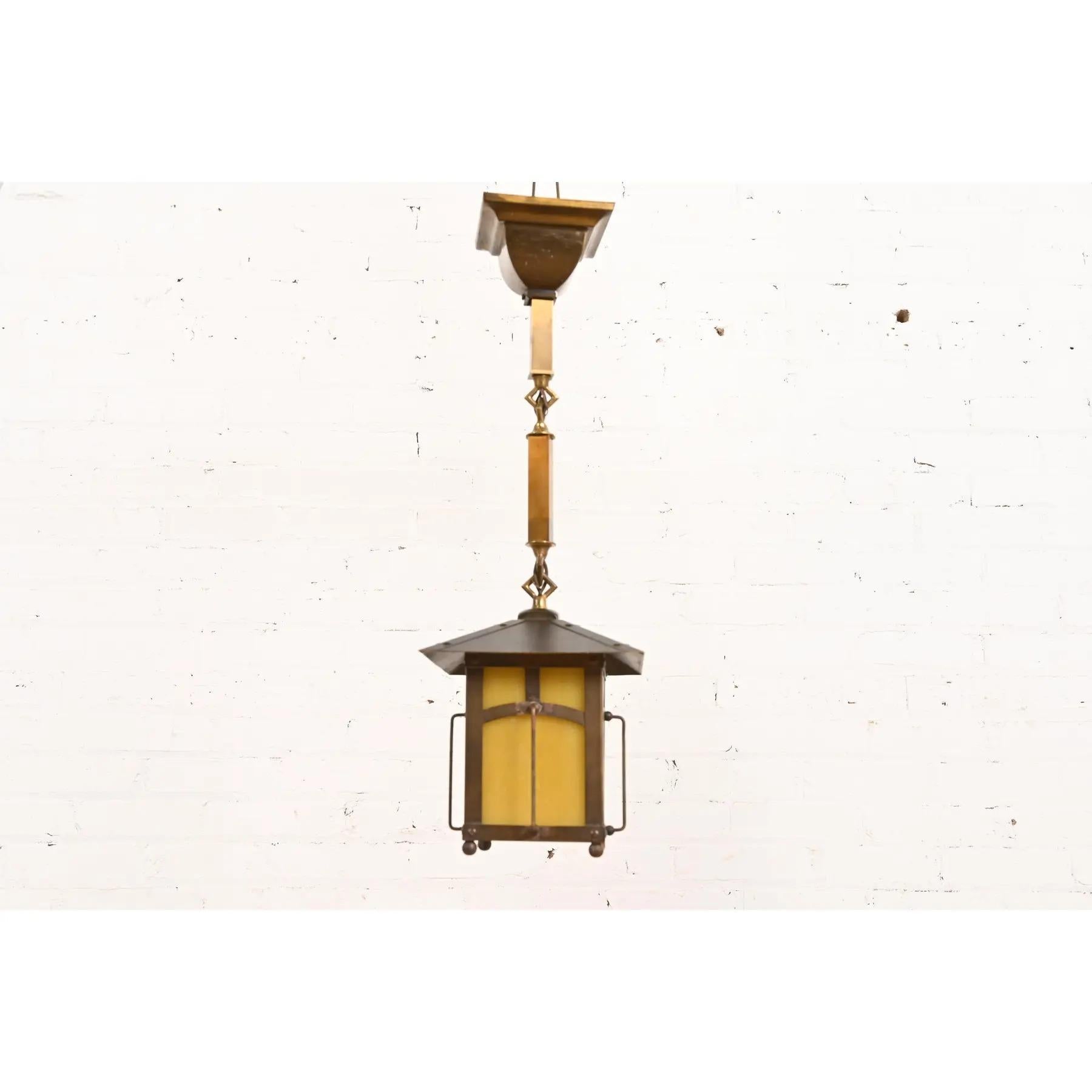 Roycroft - Lanterne suspendue en laiton et verre caramel de style Arts & Crafts ancien en vente 5