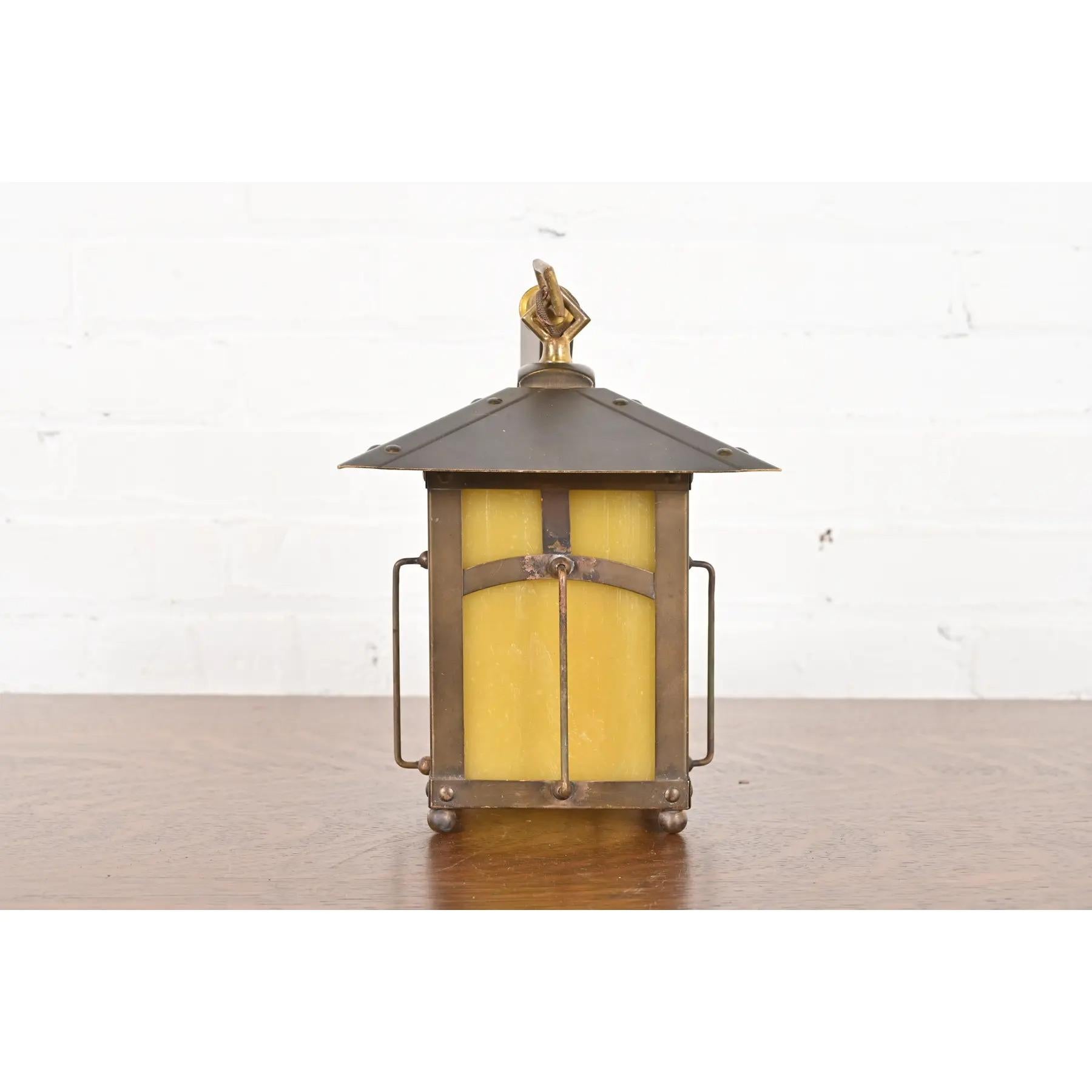 Rare et exceptionnelle lanterne d'époque Arts & Crafts en laiton et verre caramel.

Par Roycroft (signé avec un orbe imprimé et une marque de croix)

États-Unis, vers 1920

Dimensions : 7 