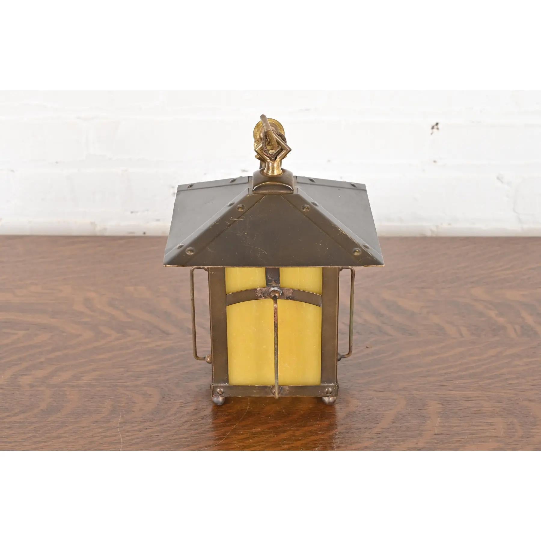 Arts and Crafts Roycroft - Lanterne suspendue en laiton et verre caramel de style Arts & Crafts ancien en vente