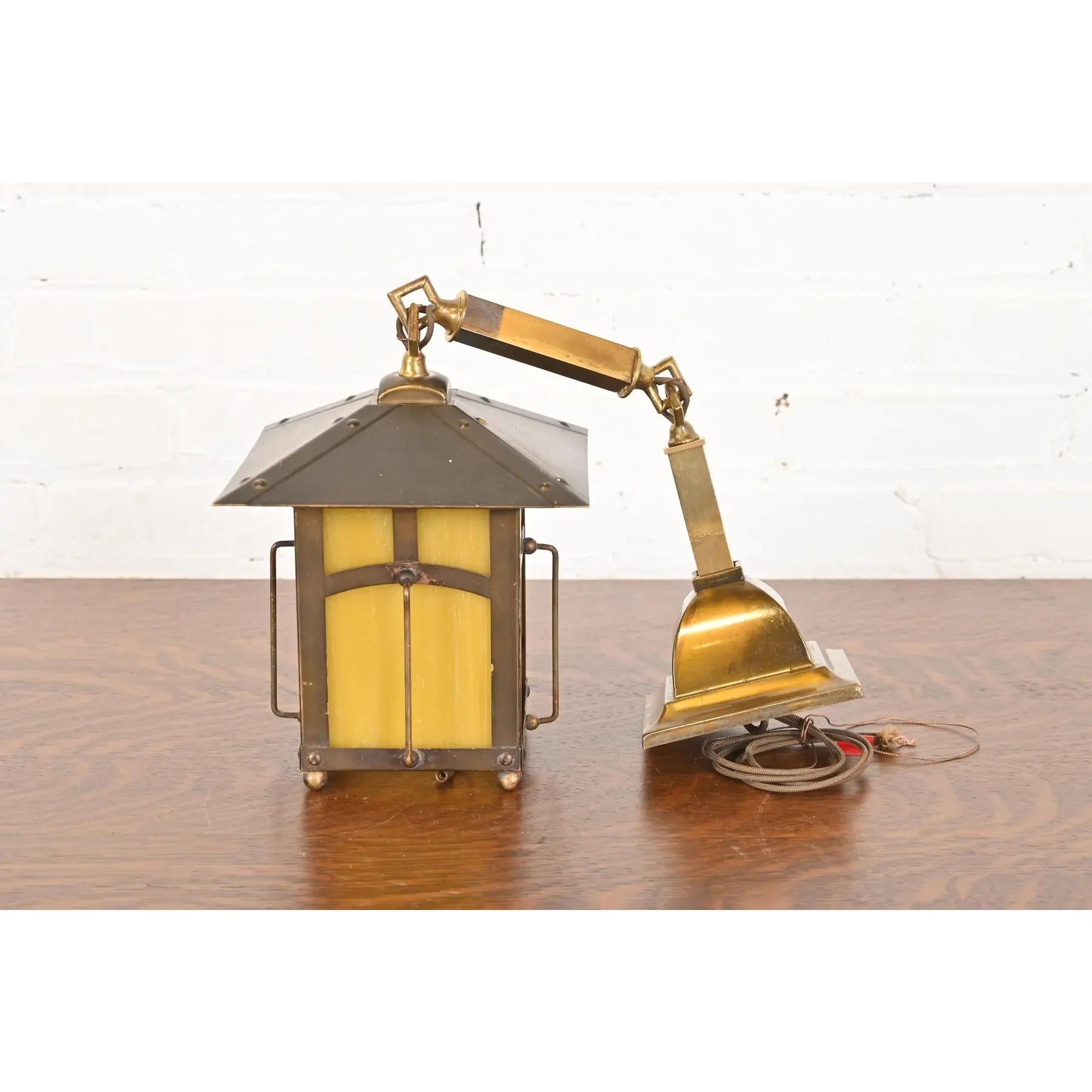 Américain Roycroft - Lanterne suspendue en laiton et verre caramel de style Arts & Crafts ancien en vente
