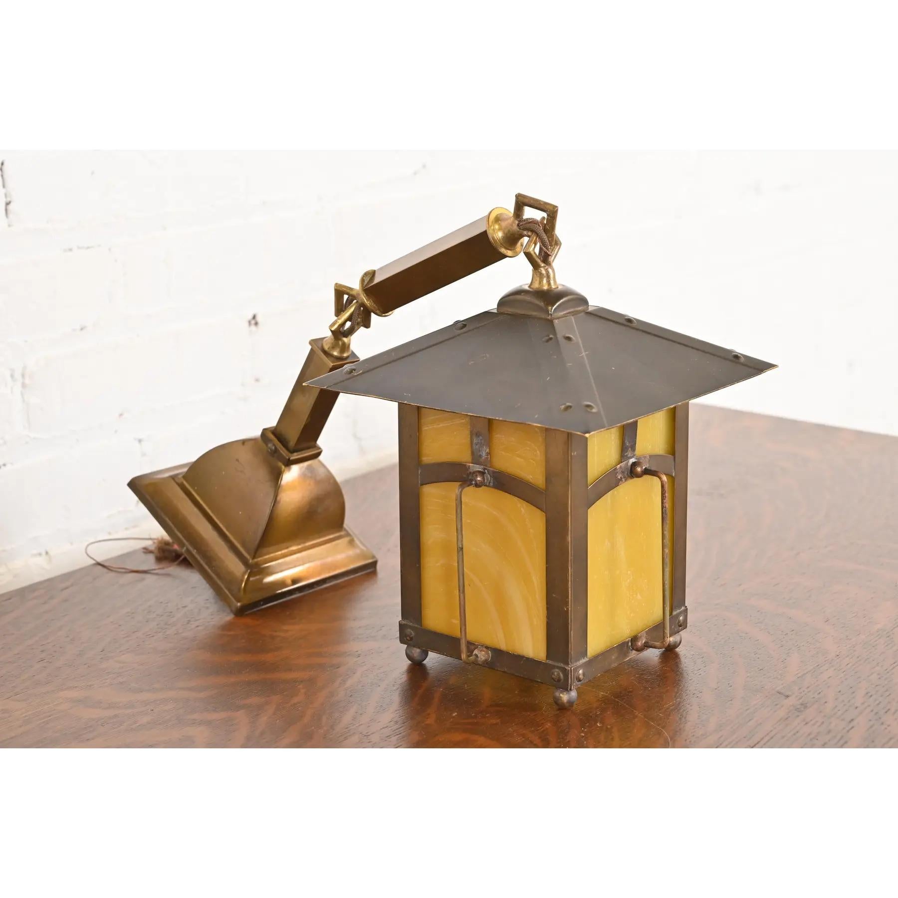 Roycroft - Lanterne suspendue en laiton et verre caramel de style Arts & Crafts ancien Bon état - En vente à South Bend, IN