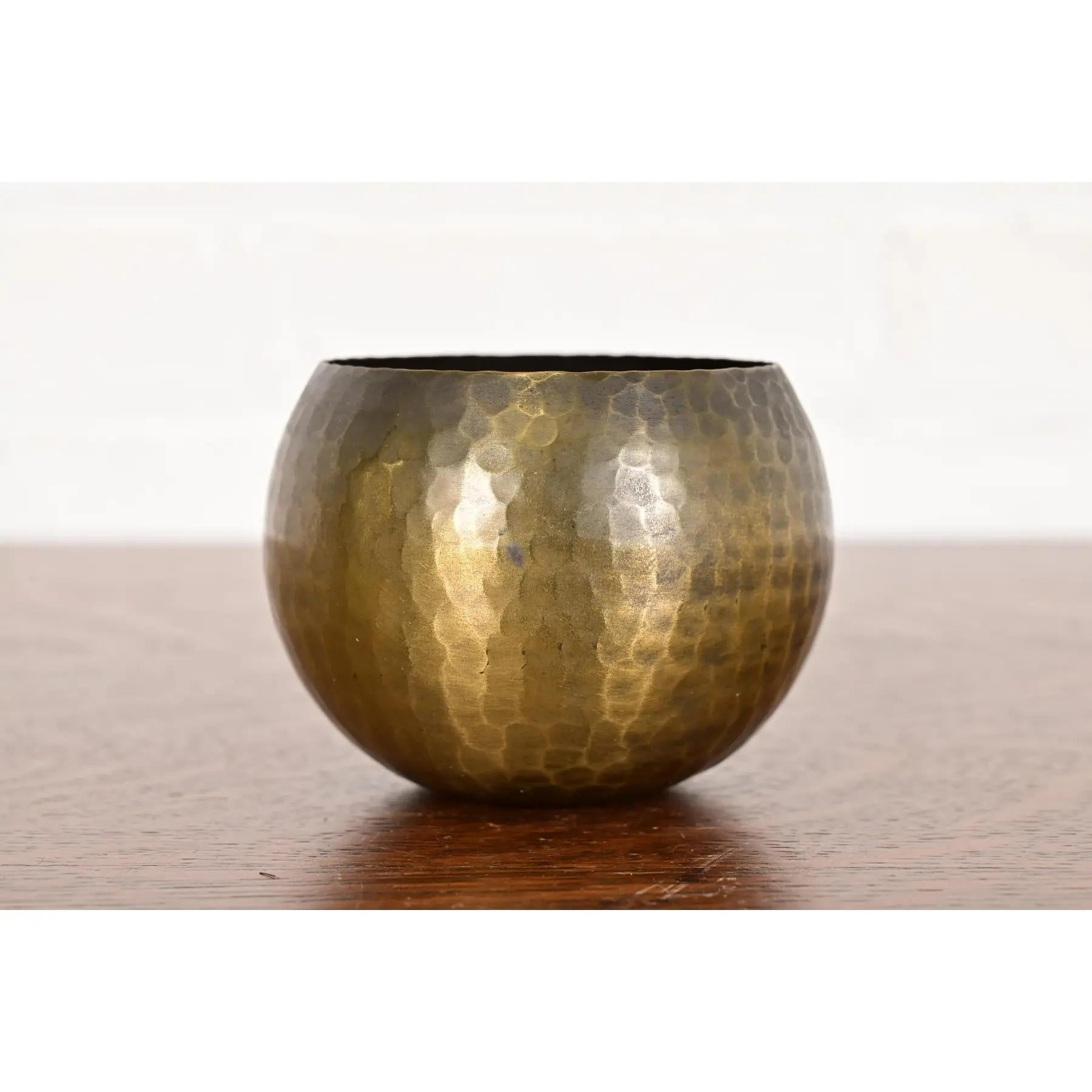 A gorgeous Arts & Crafts period brass finished hand hammered copper small bowl or vase

By Roycroft (signed with impressed orb and cross mark)

USA, Circa 1920s

Measures: 4
