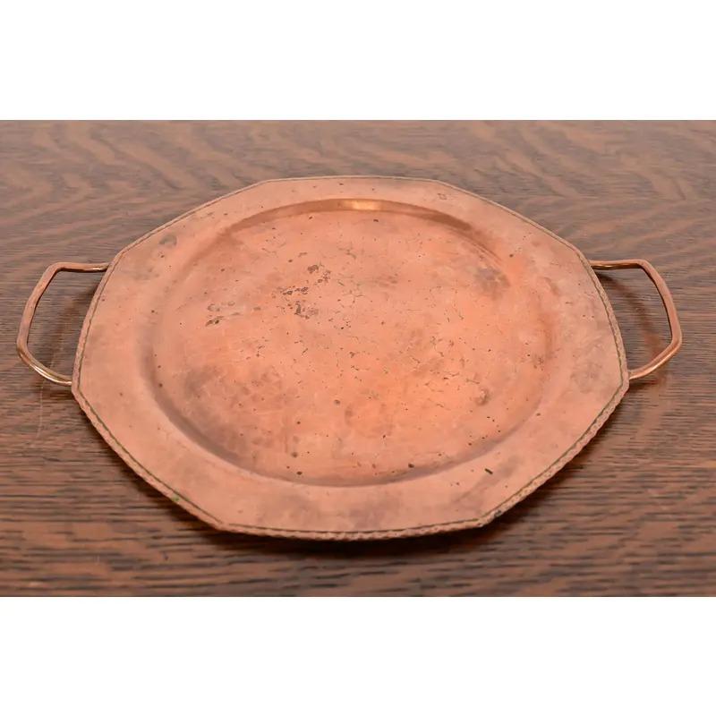 Roycroft Antik Arts & Crafts gehämmert Kupfer Griff Tablett, 1920er Jahre (Arts and Crafts) im Angebot