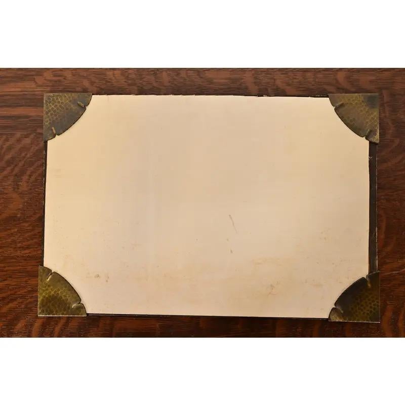 A gorgeous set of Arts & Crafts period brass finished hand hammered copper blotter corners with desk blotter

By Roycroft (signed with impressed orb and cross mark)

USA, Circa 1920s

Measures: 21.25