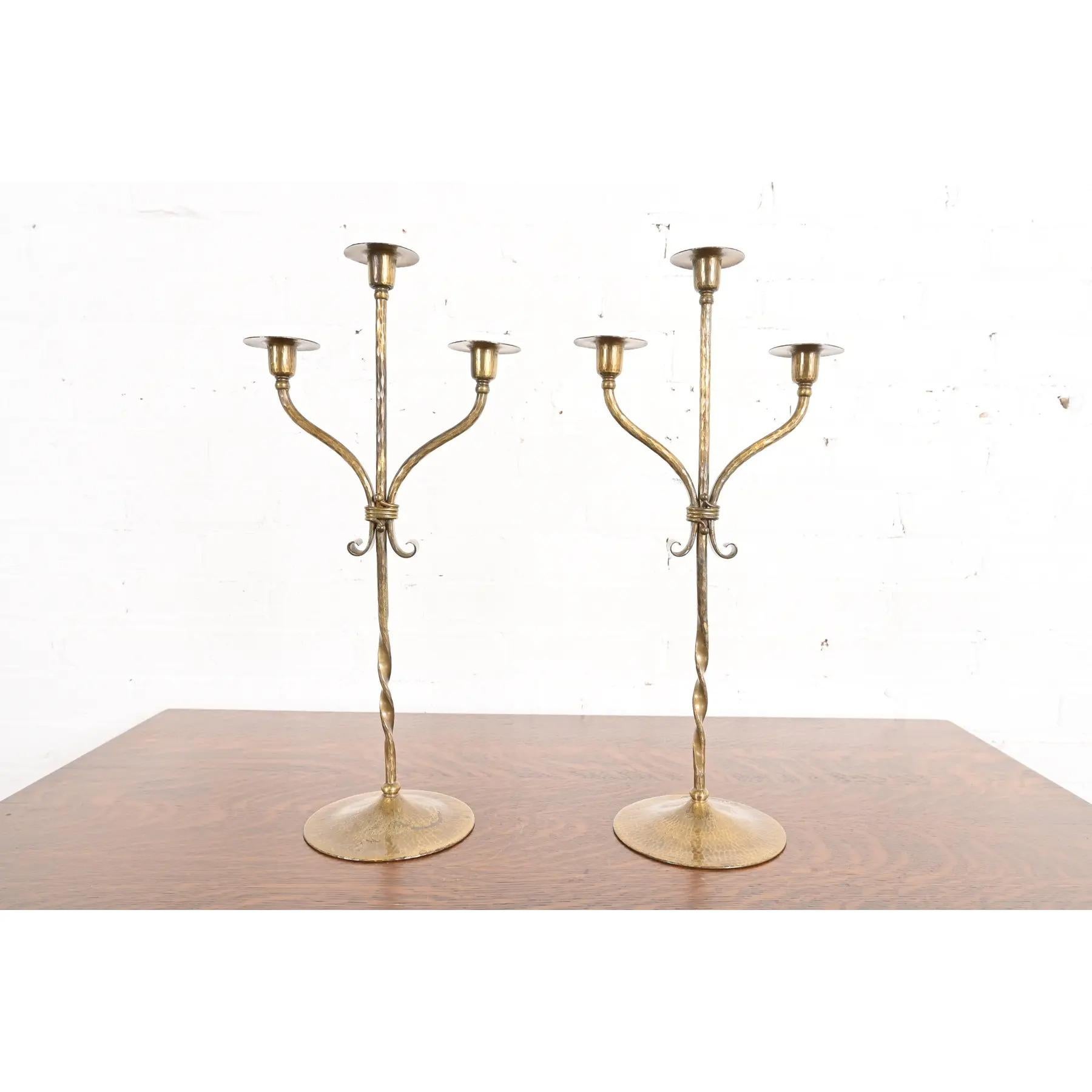 A gorgeous pair of Arts & Crafts period brass finished hand hammered copper candelabras

By Roycroft (signed with impressed orb and cross mark)

USA, Early 20th Century

Each measures: 9.5