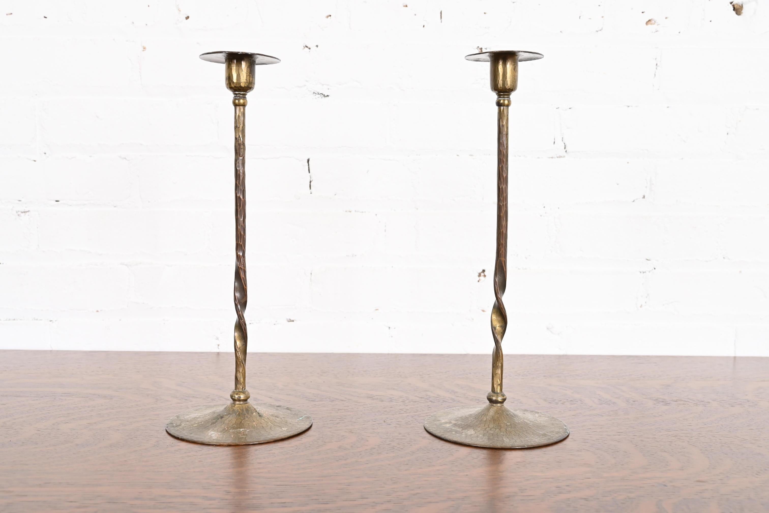 A gorgeous pair of Arts & Crafts period brass finished hand hammered copper candlesticks

By Roycroft (signed with impressed orb and cross mark)

USA, Early 20th Century

Each measures: 5