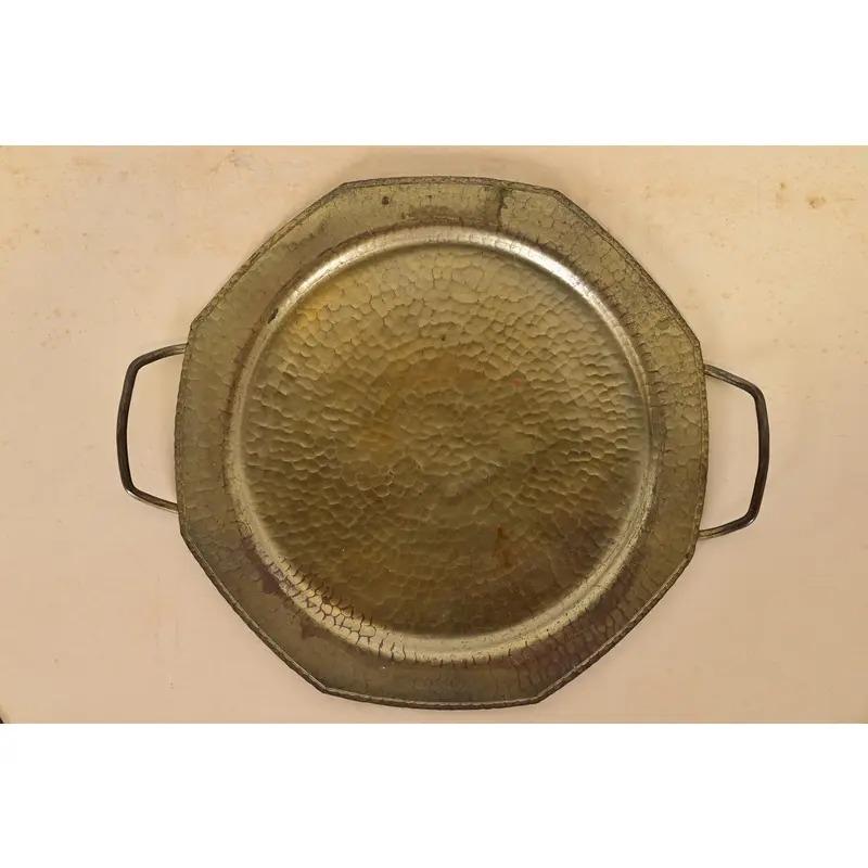 Uno splendido vassoio in rame martellato a mano e rifinito in ottone del periodo Arts & Crafts con manici

Di Roycroft (firmato con orbita impressa e marchio a croce)

USA, circa anni '20

Misure: 12