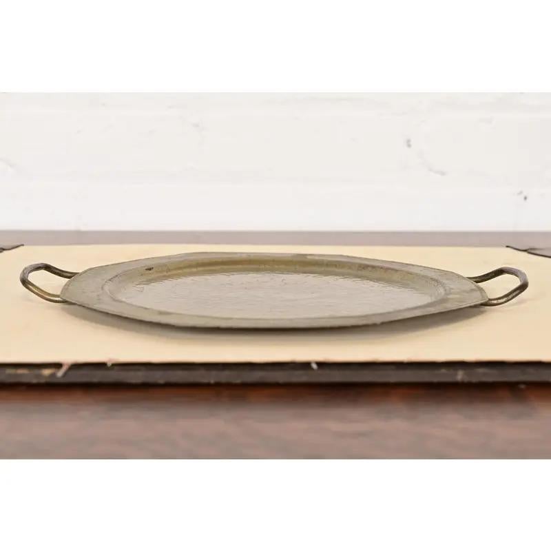 Inizio XX secolo Vassoio con manico in rame martellato con finitura in ottone di Roycroft Arts & Crafts, anni '20 in vendita