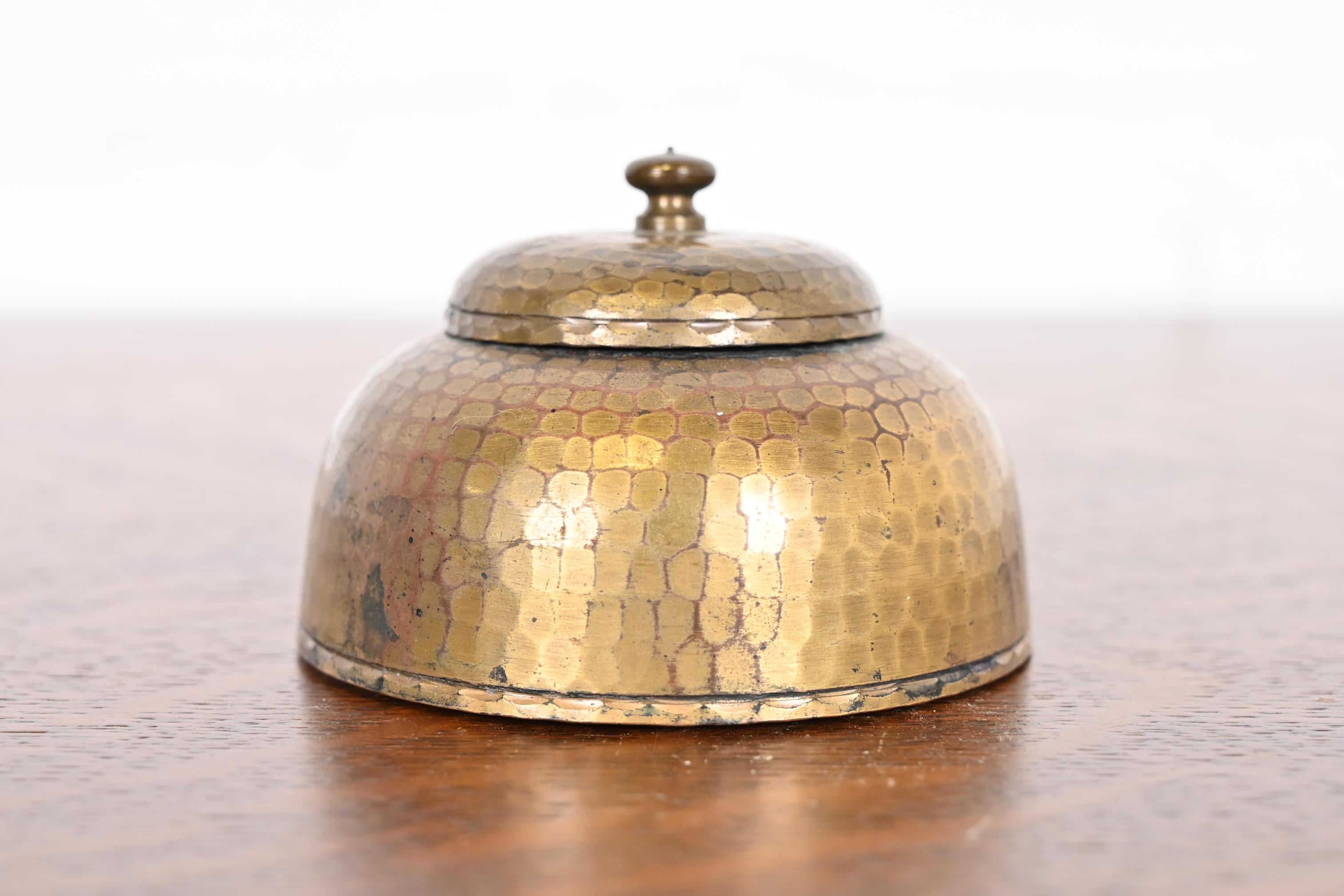 Arts and Crafts Encrier Roycroft Arts & Crafts en cuivre martelé fini laiton en vente