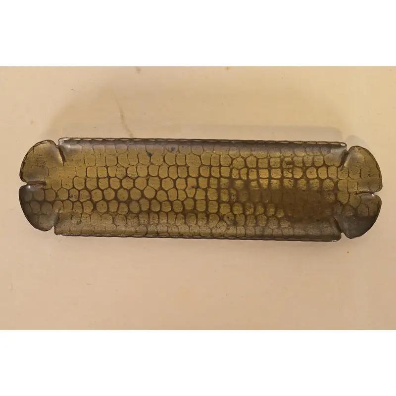 Ein wunderschönes, messingfarbenes, handgehämmertes Kupfer-Stifttablett aus der Arts & Crafts-Zeit

Von Roycroft (signiert mit eingeprägtem Reichsapfel und Kreuzzeichen)

USA, ca. 1920er Jahre

Maße: 7,75 