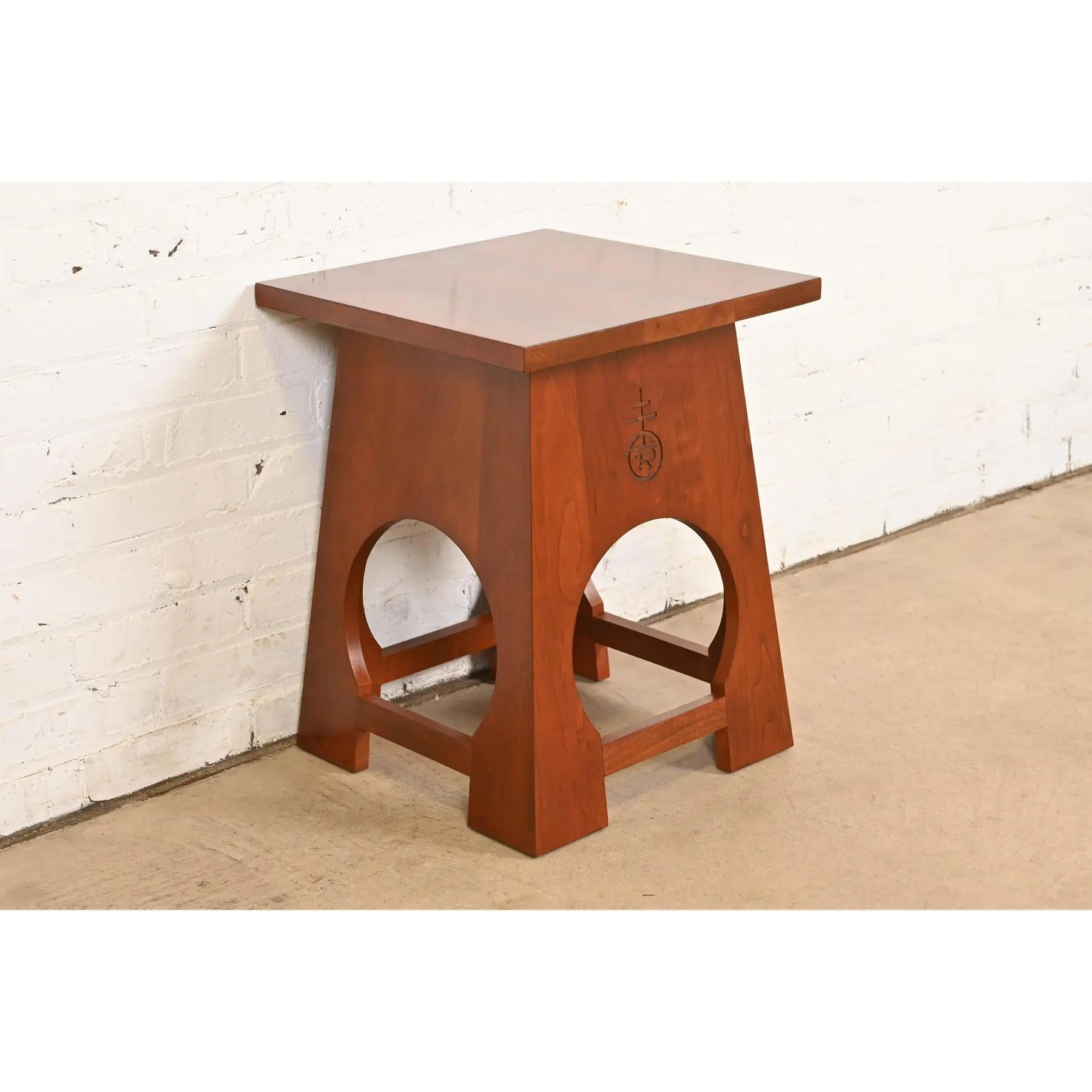 A gorgeous Mission or Arts & Crafts style Roycroft solid cherry wood tabouret or side table

By Stickley

USA, 2006

Measures: 16