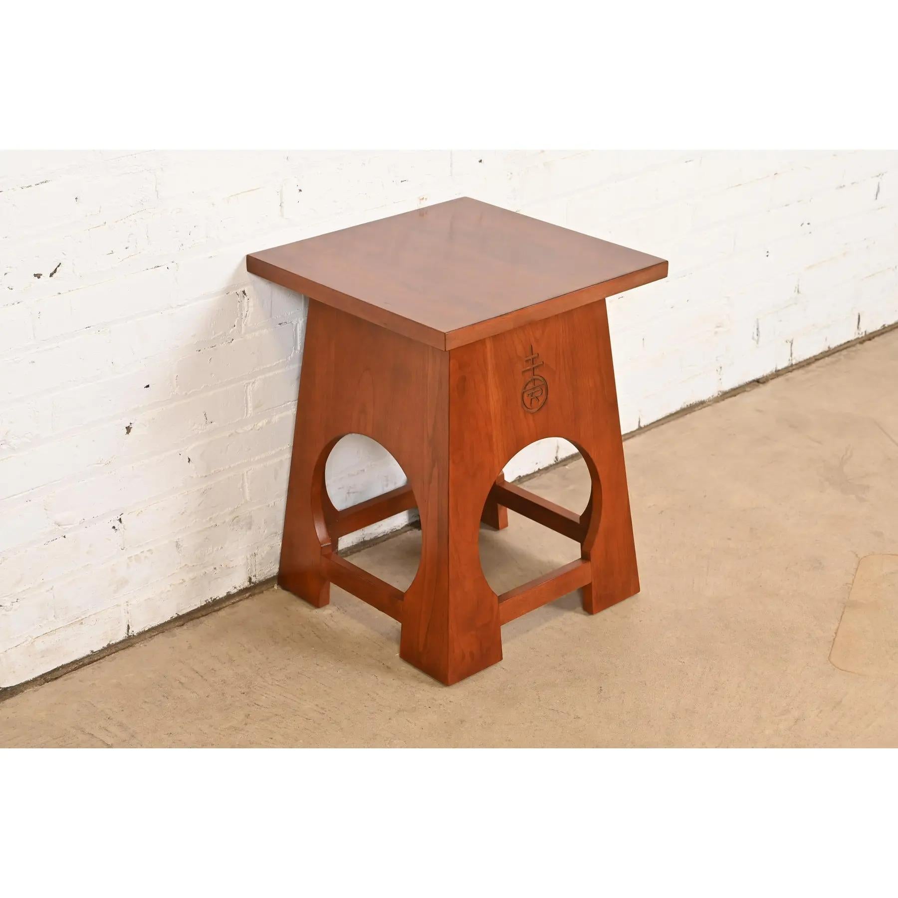 Roycroft Arts & Crafts Cherry Wood Tabouret by Stickley Bon état - En vente à South Bend, IN