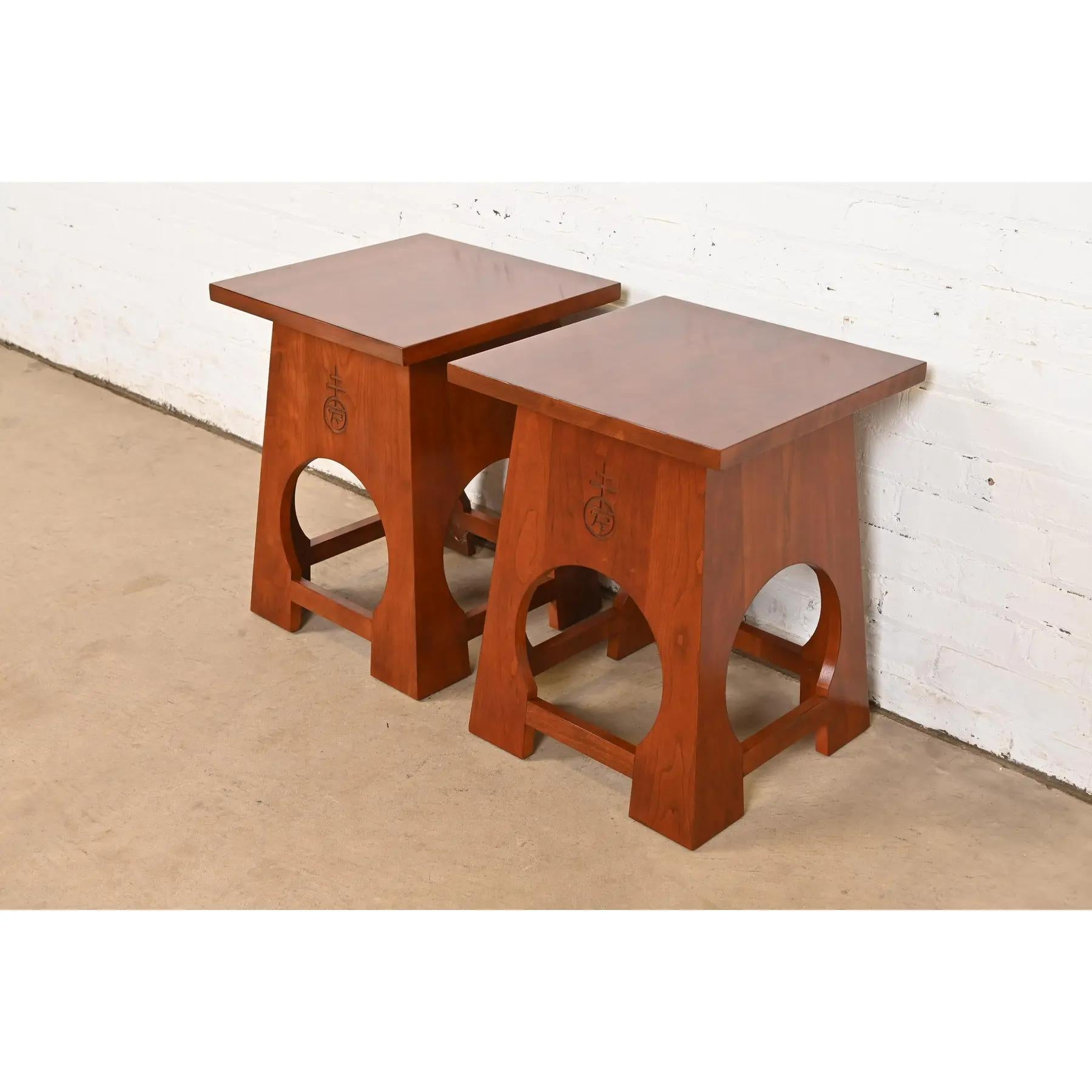 Magnifique paire de tabourets ou tables d'appoint en merisier massif de style Mission ou Arts & Crafts.

Par Stickley

États-Unis, début du 21e siècle

Chacune mesure : 16 