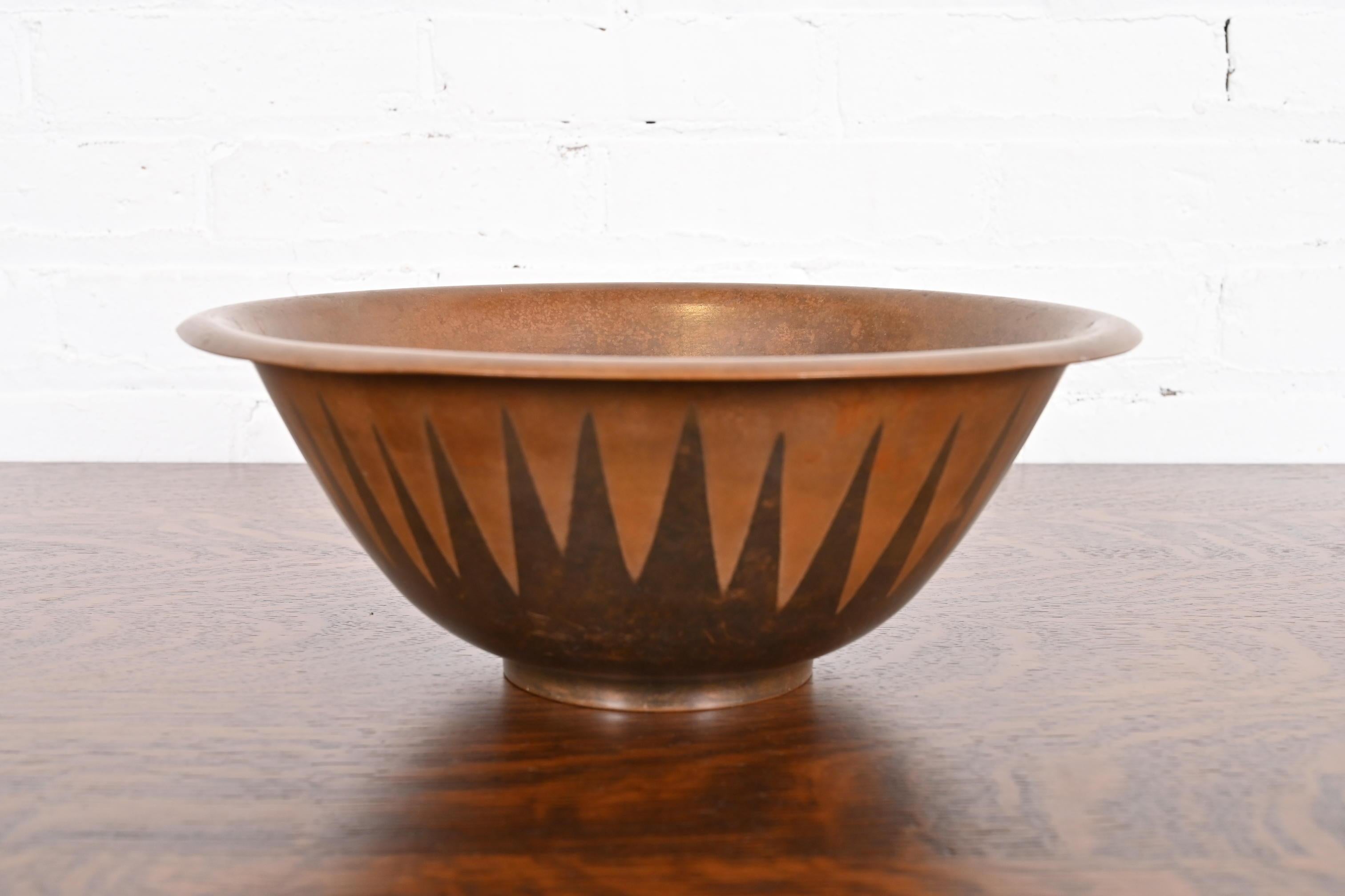 Superbe coupe à fruits ou bol central en cuivre et bronze d'époque Arts & Crafts.

Par Roycroft (signé avec un orbe imprimé et une marque de croix)

États-Unis d'Amérique, début du 20e siècle

Mesures : 12 