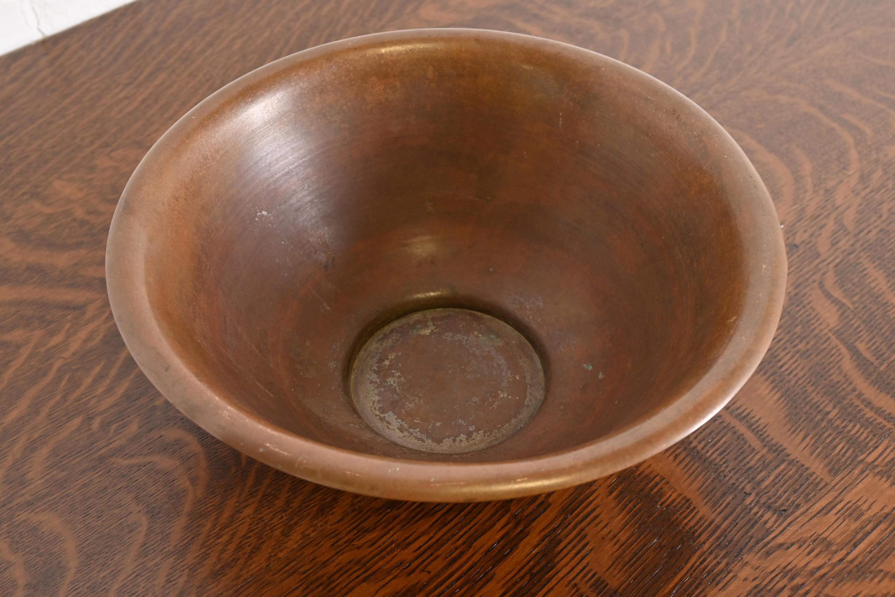 Arts and Crafts Bol à fruits ou bol central Roycroft Arts & Crafts en cuivre et bronze en vente