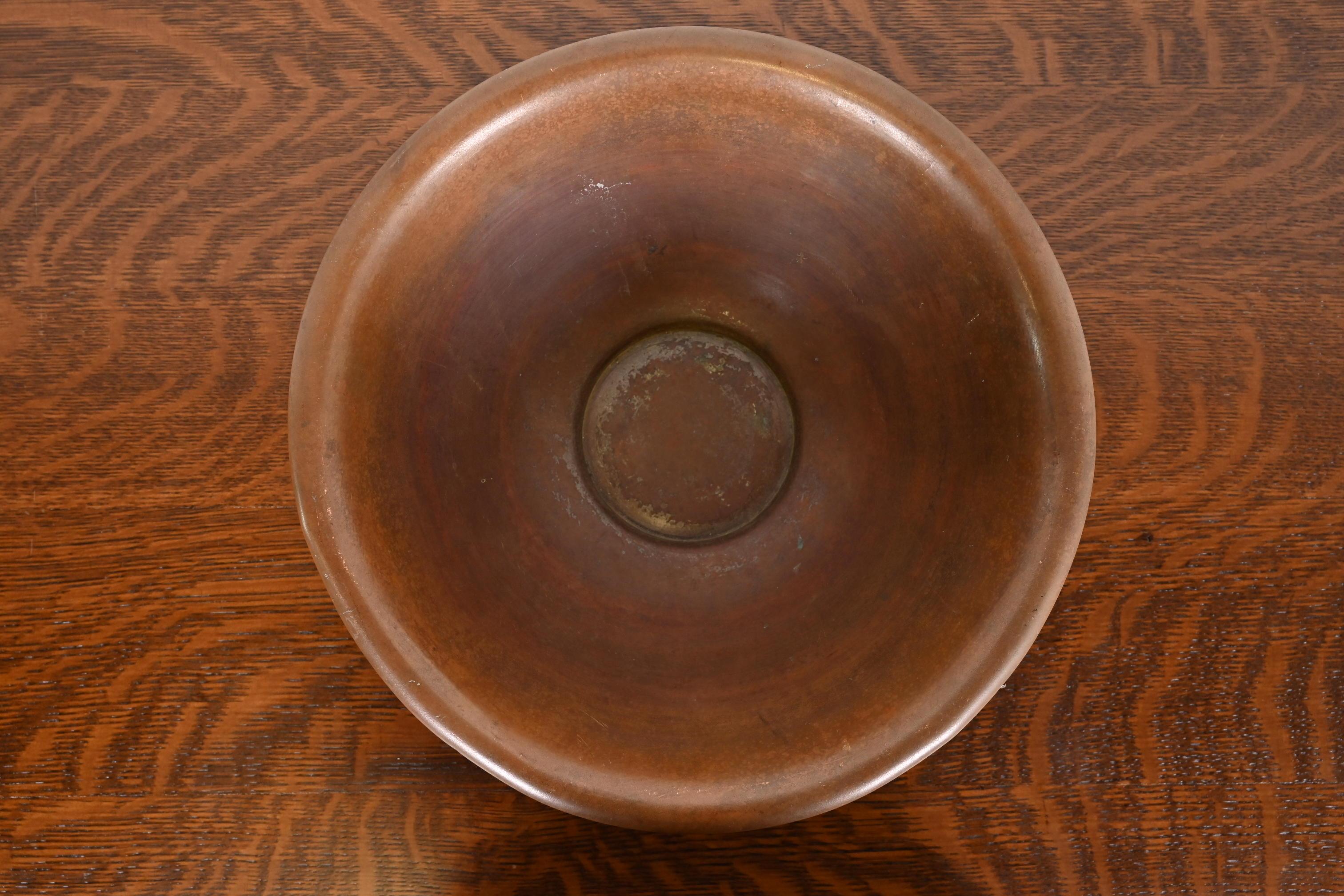Américain Bol à fruits ou bol central Roycroft Arts & Crafts en cuivre et bronze en vente