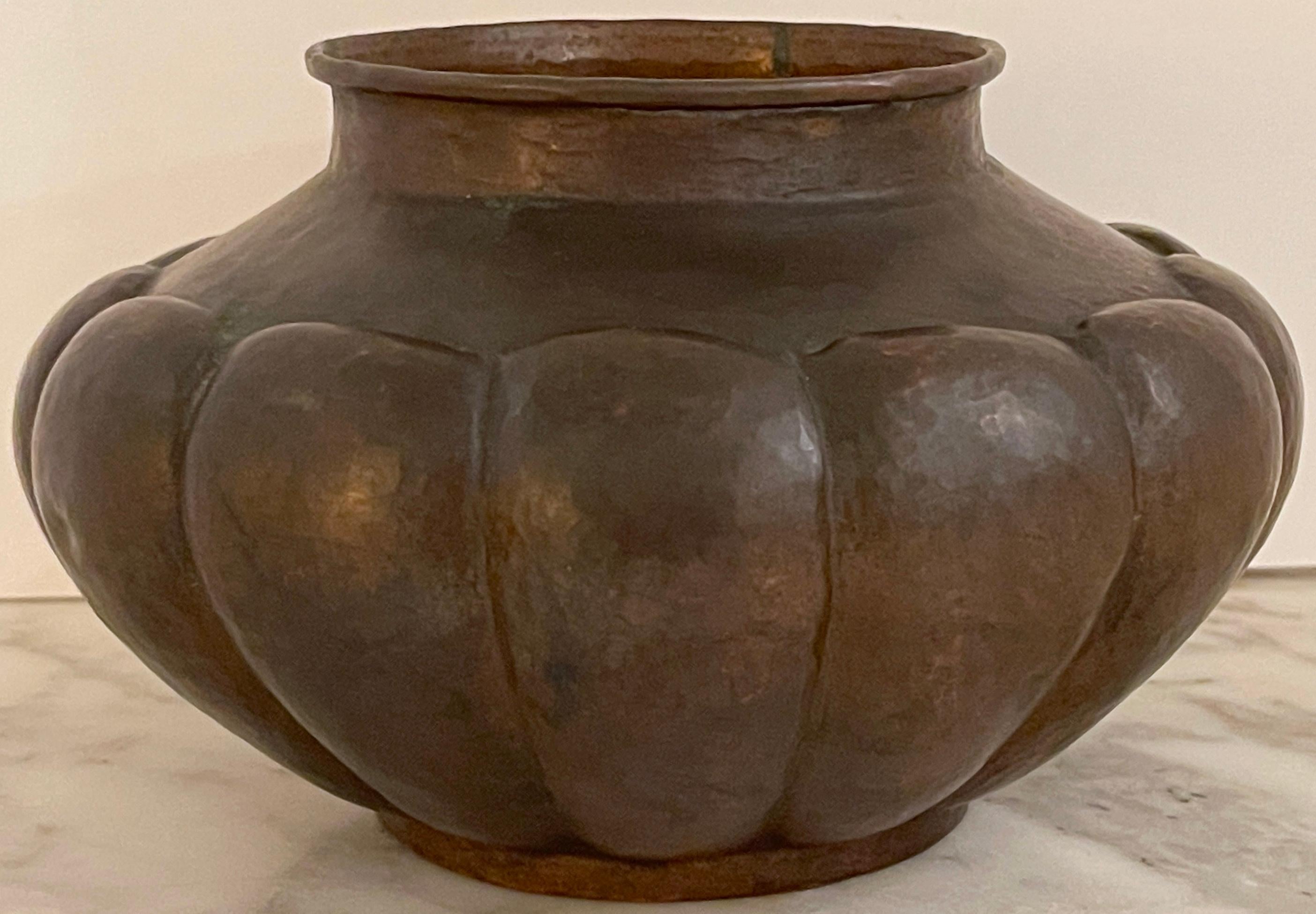 Roycroft Arts & Crafts Copper Forged Bulbous Vase/ Oil Lamp Base Roycroft Inn at East Aurora NY
USA, Circa 1905

Available for acquisition is this fine Roycroft Arts & Crafts Copper Forged Bulbous Vase, with roots tracing back to the renowned